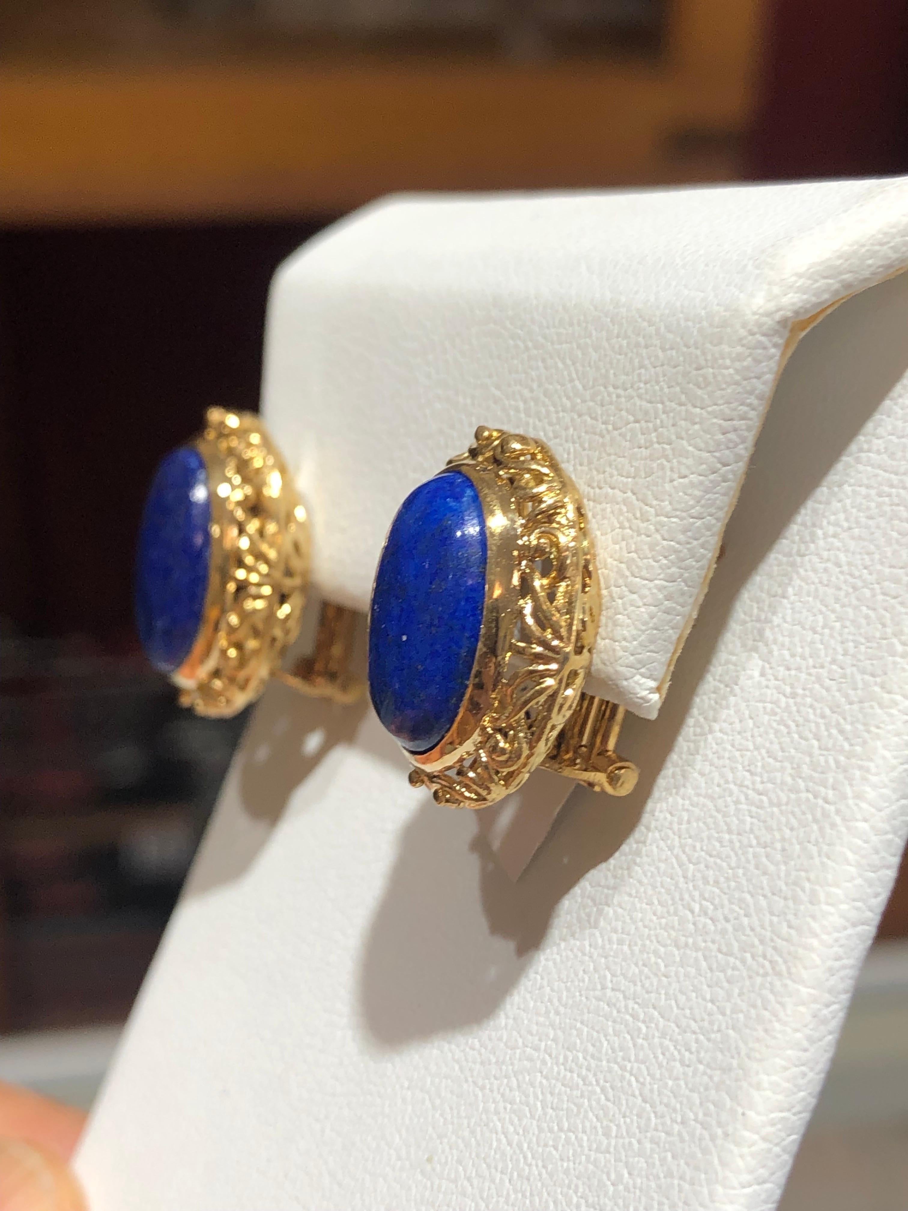 Taille ovale Boucles d'oreilles vintage en or jaune 18 carats et lapis-lazuli en vente