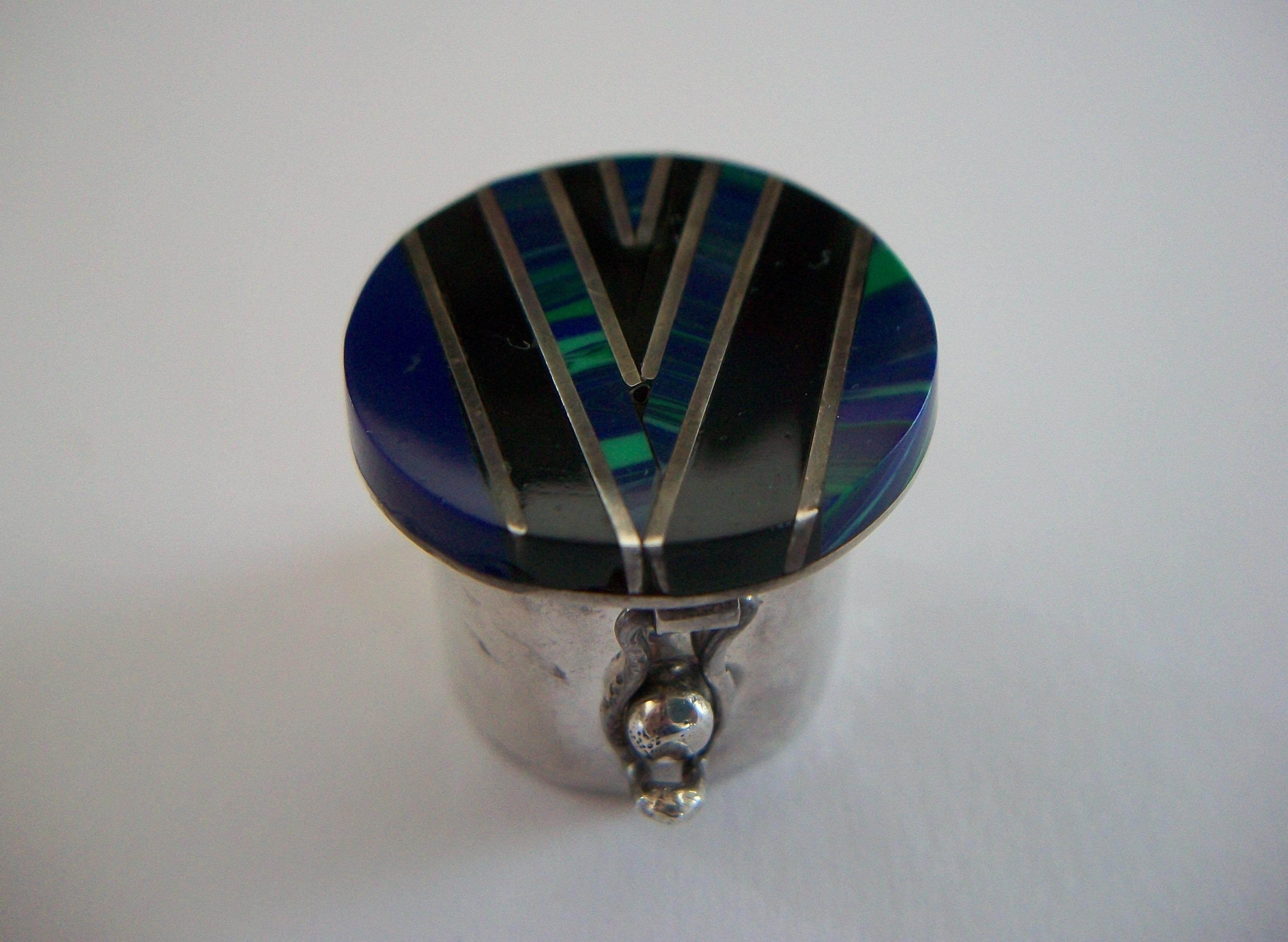 Portapillole d'epoca in argento 925 - fatto a mano - con coperchio in pietra dura a motivo chevron con lapislazzuli e onice nero incastonati e distanziatori in argento - scatola rotonda in argento 925 e base del coperchio con chiusura a chiavistello