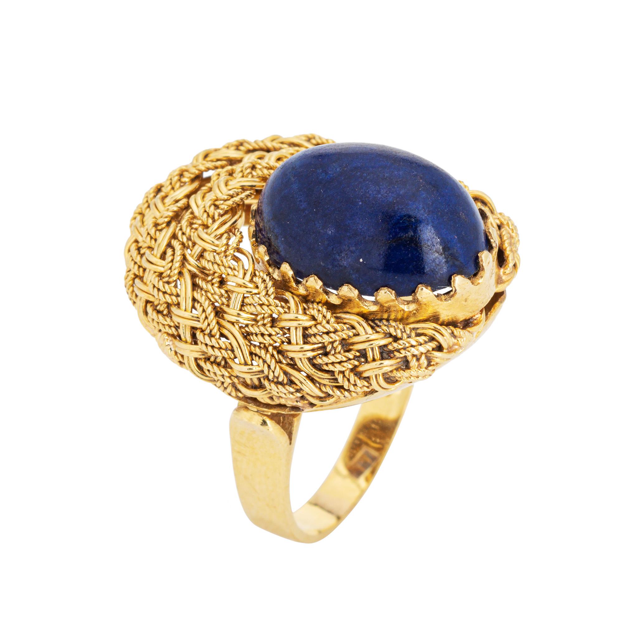 Élégante bague de cocktail en lapis-lazuli réalisée en or jaune 18 carats (vers les années 1960-1970). 

Le lapis-lazuli taillé en cabochon mesure 13 mm x 10 mm. Le lapis est en très bon état et ne présente ni fissure ni éclat. 

Un riche