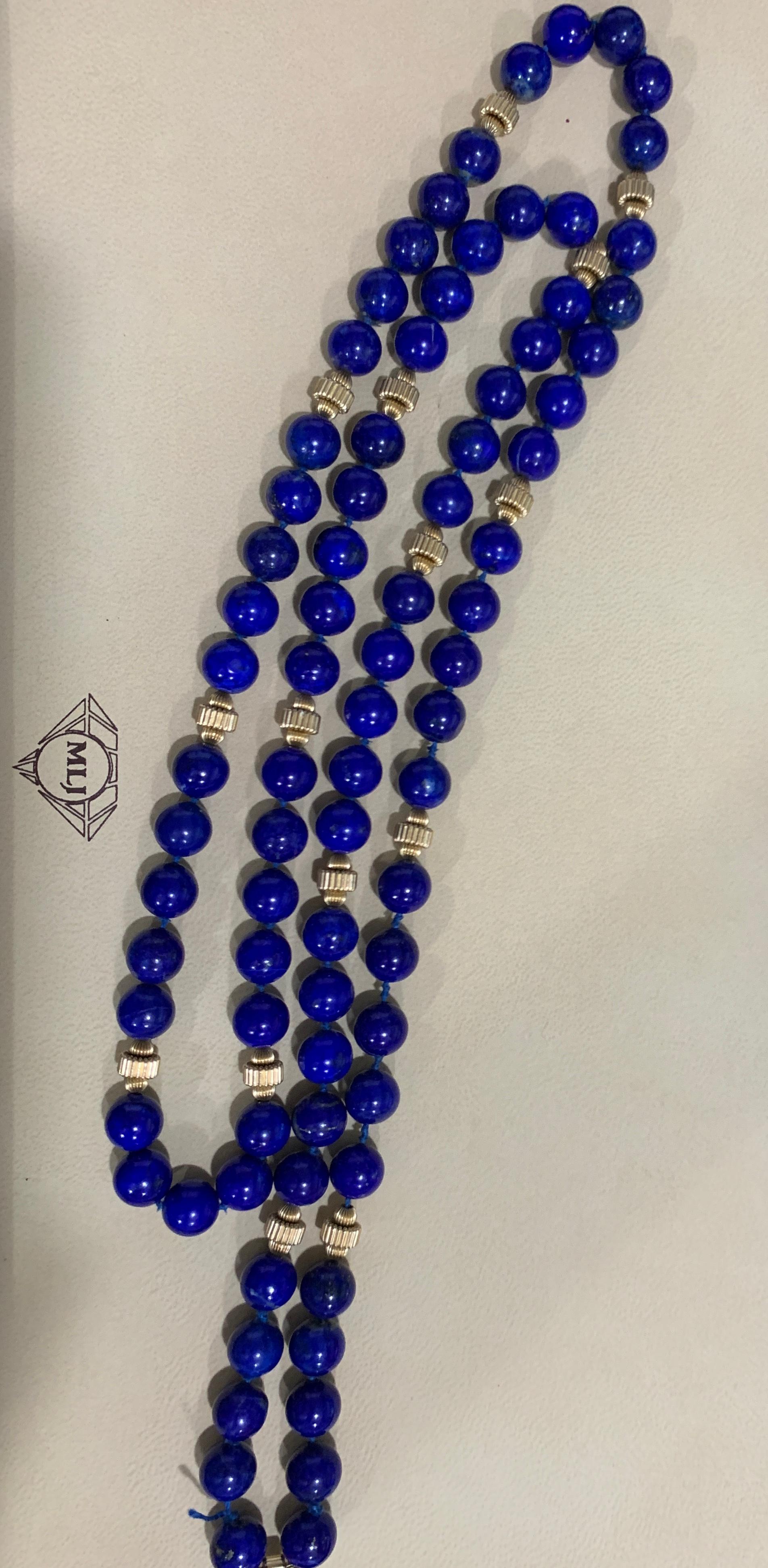 Vintage Lapis Lazuli Einzelstrang Halskette lang mit 14 Karat Gelbgold Perle
Diese wunderbare Vintage Lapis Lazuli Halskette verfügt über 1 Reihe von üppigen Perlen
(Messung etwa durchschnittlich 10 mm)  
Nach jeder 5 Perlen gibt es 14 K Gold