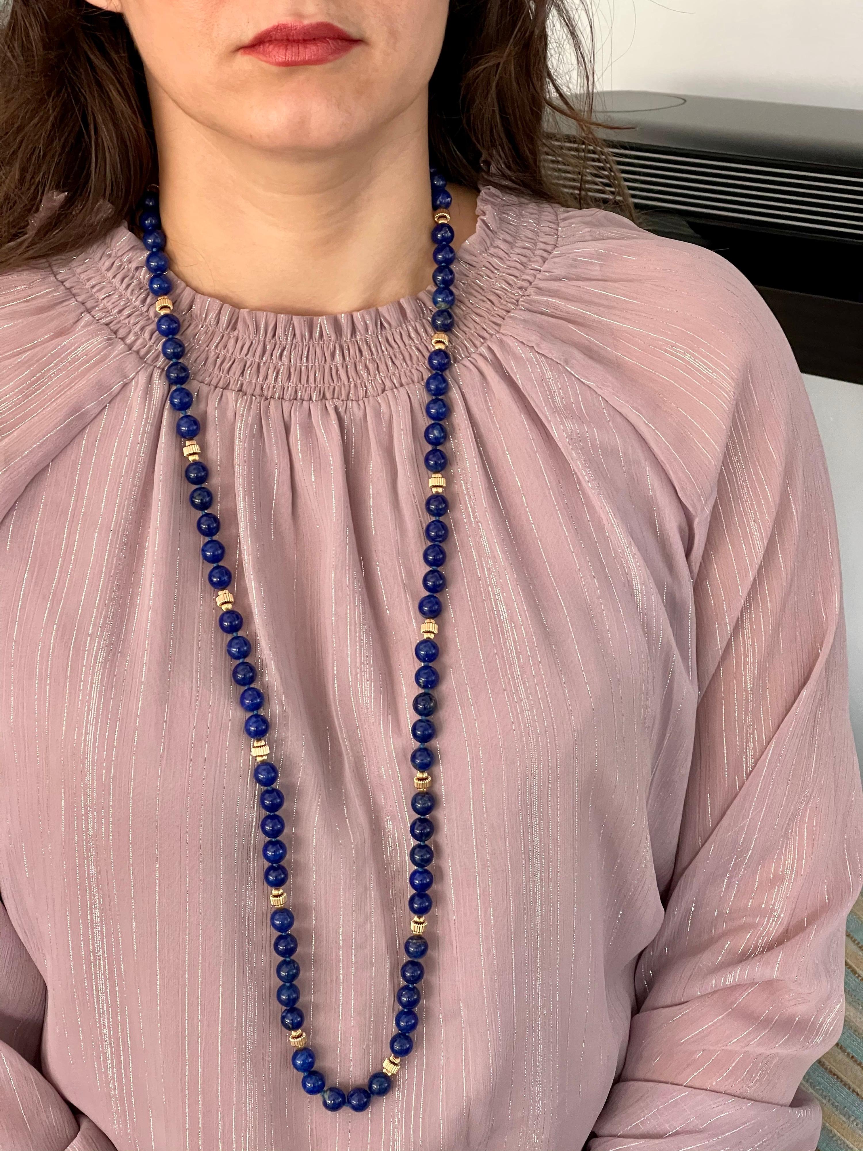 Vintage Lapis Lazuli einzelne lange Strang Halskette mit 14 Karat Gelbgold Perle im Zustand „Hervorragend“ in New York, NY