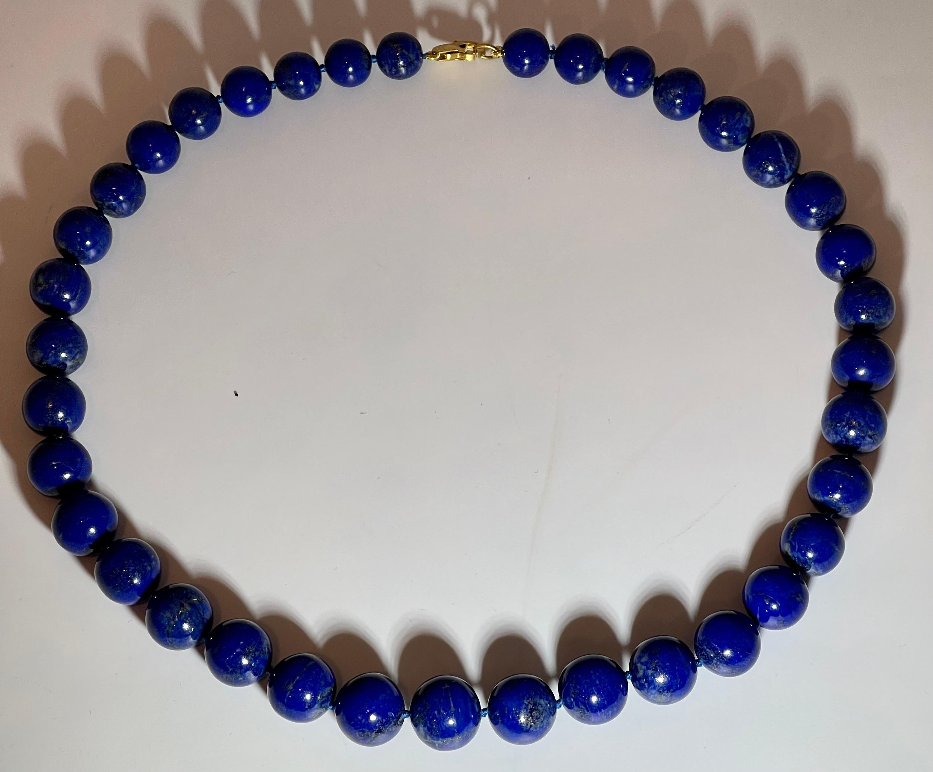 Vintage Lapis Lazuli Single Strand Necklace with 14 Karat Yellow Gold Lobster For Sale 5