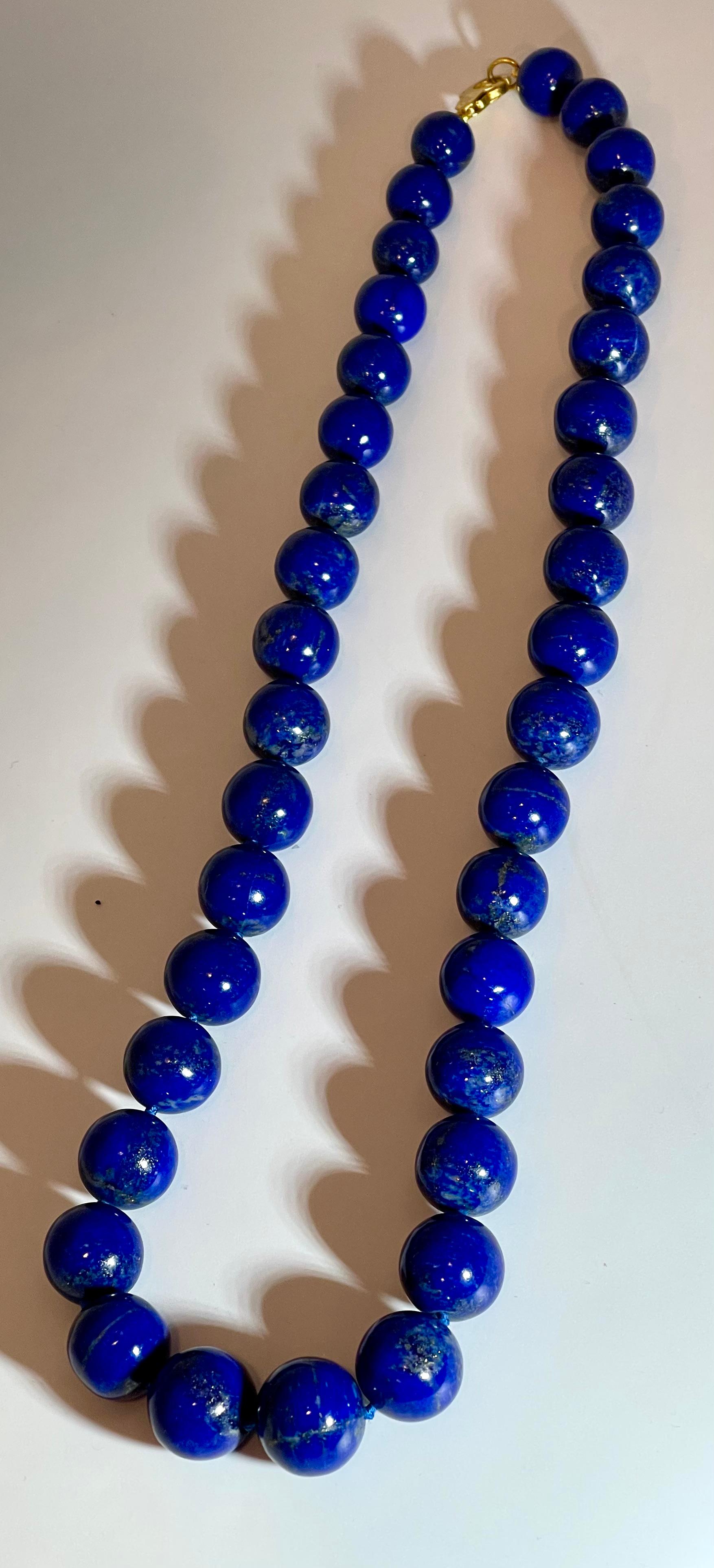 Vintage Lapis Lazuli Single Strand Necklace with 14 Karat Yellow Gold Lobster For Sale 6