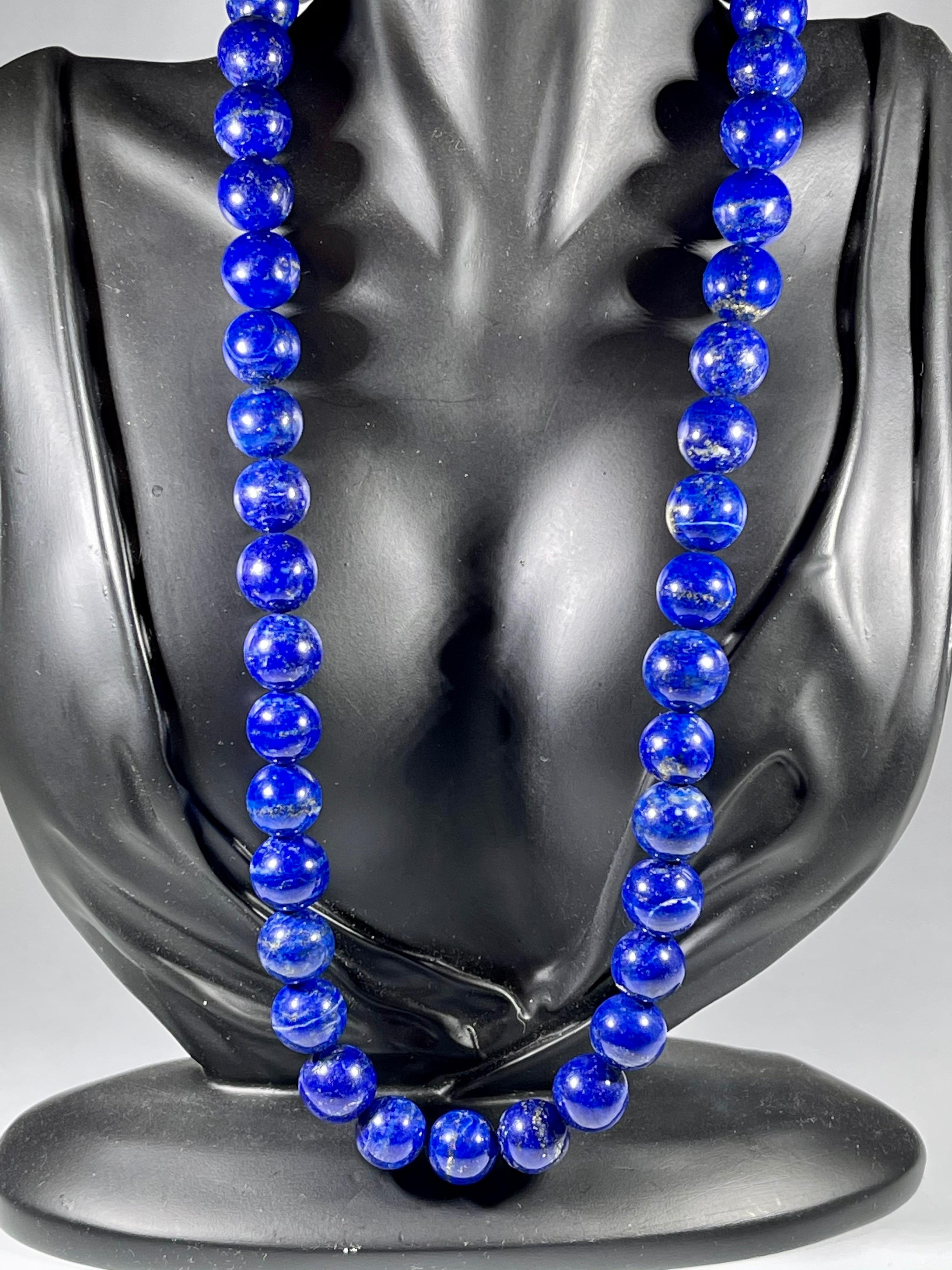 Vintage Lapislazuli Einzelstrang Halskette mit 14 Karat Gelbgold  schwerer Gelbgoldkarabinerverschluss
Diese wunderbare Vintage Lapis Lazuli  Halskette mit 1 Reihe üppiger  Perlen
(Messung von ungefähr durchschnittlichen  10 mm)  
Strang ist 21 Zoll