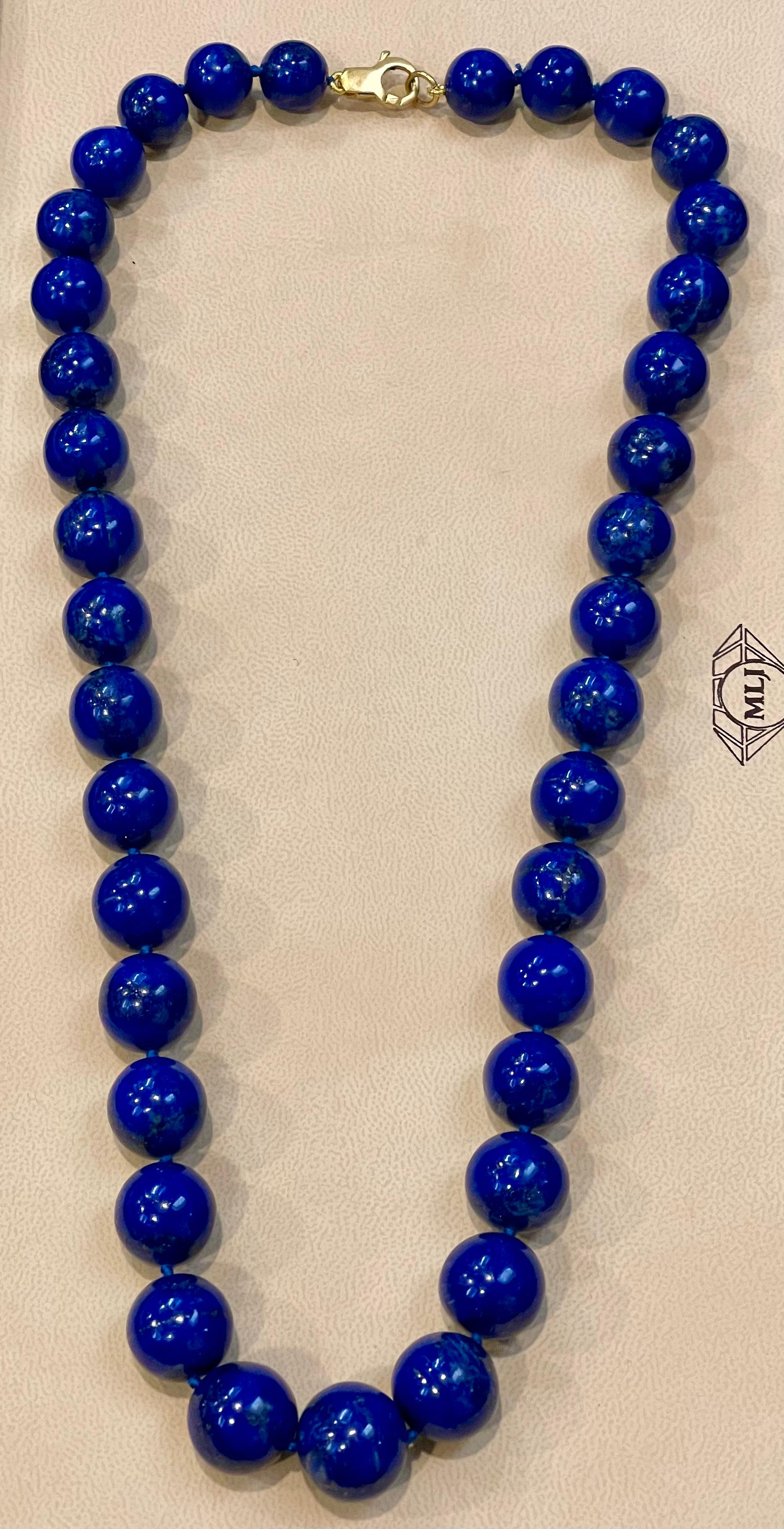 Vintage Lapis Lazuli Single Strand Necklace with 14 Karat Yellow Gold Lobster In Excellent Condition For Sale In New York, NY