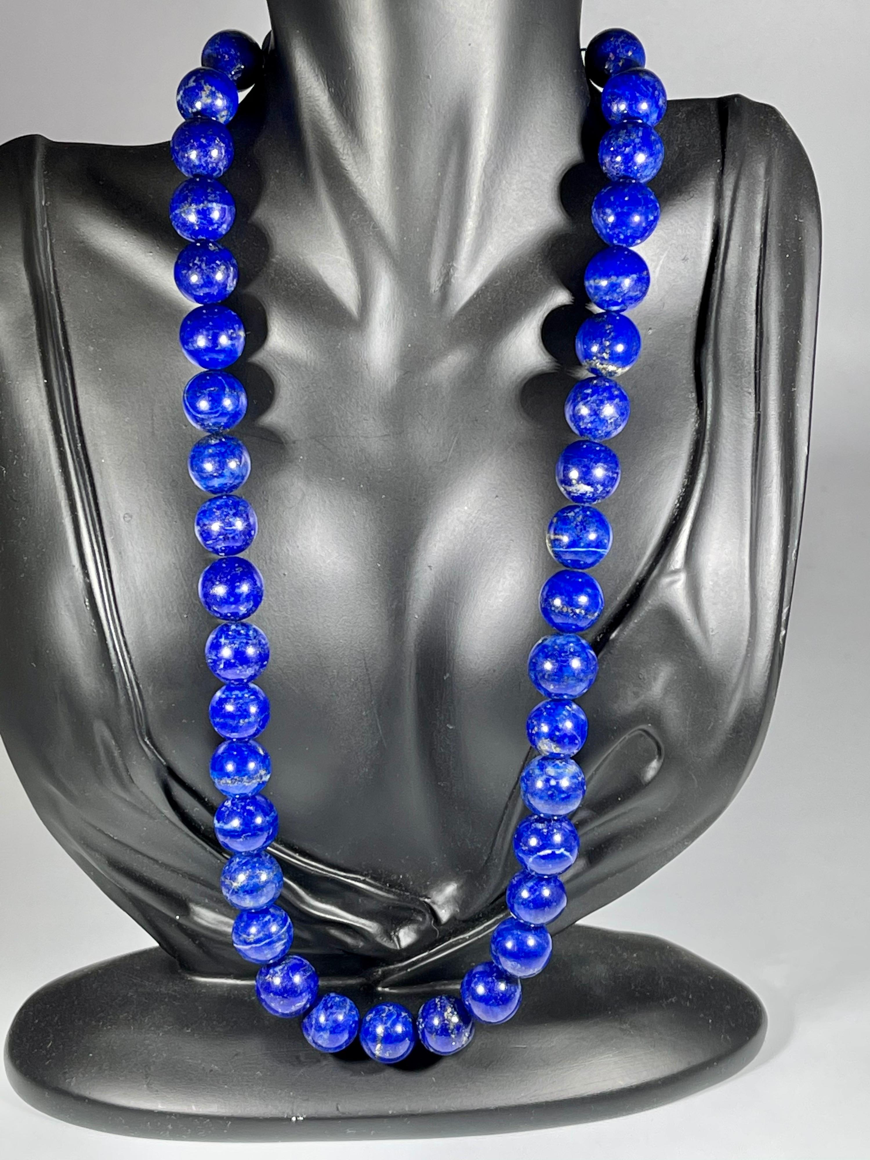 Vintage Lapis Lazuli Single Strand Necklace with 14 Karat Yellow Gold Lobster For Sale 2