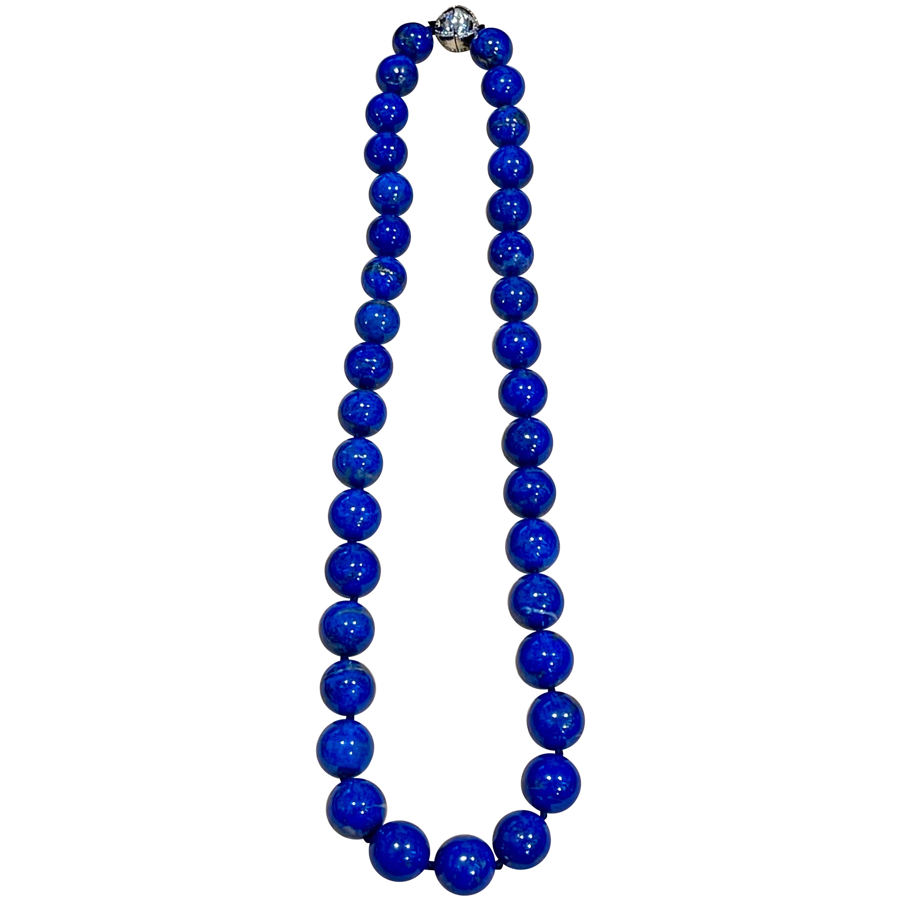 Vintage Lapis Lazuli Einzelstrang Halskette mit 1,1 Karat Diamant-Kugel-Verschluss in 14 Karat Weißgold
Diese wunderbare Vintage Lapis Lazuli Halskette hat 1 Reihe von üppigen großen Perlen
(ungefähr von 16 MM bis 13 MM) . Es handelt sich um eine