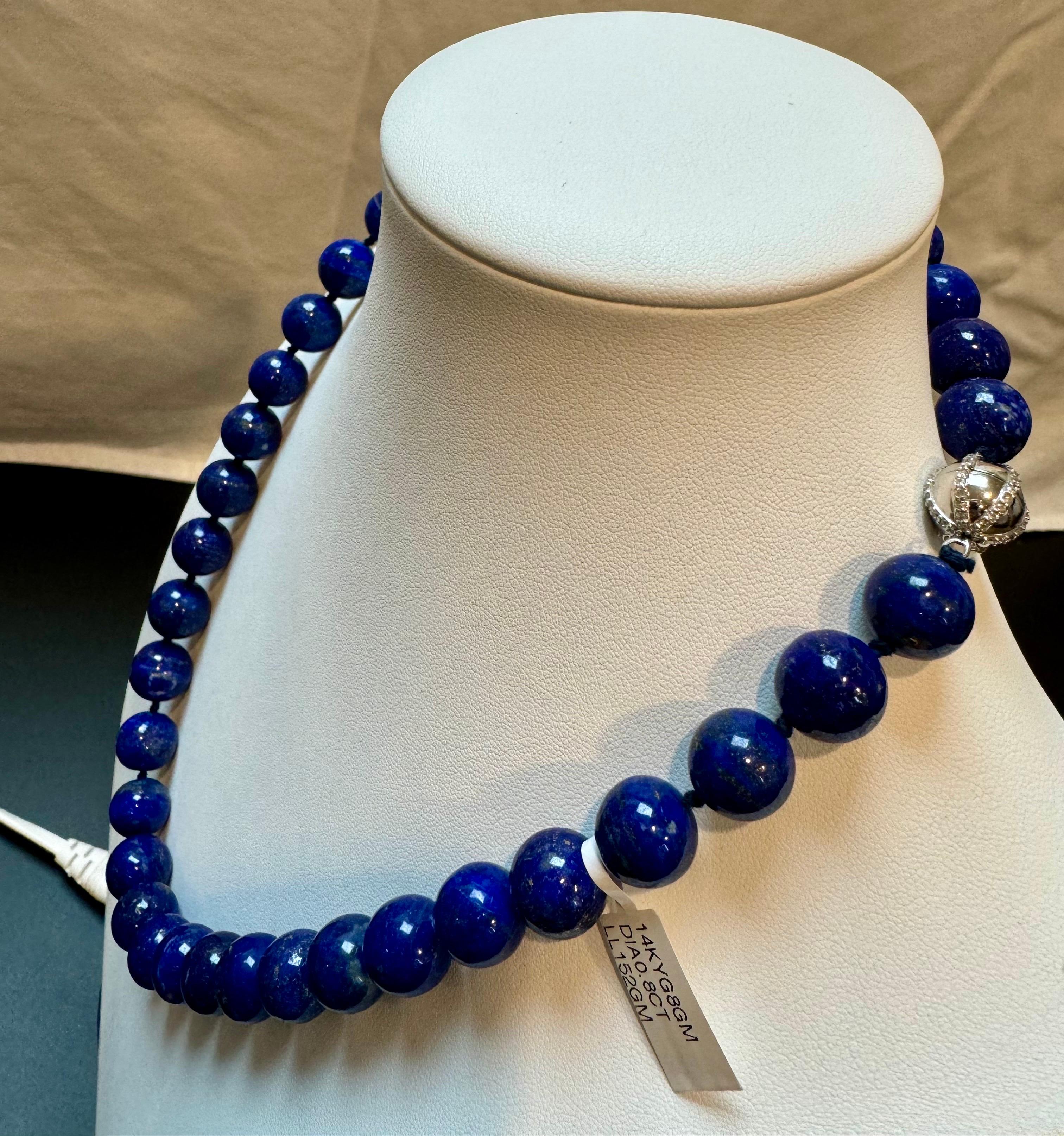 Vintage Lapis Lazuli Einzelstrang Halskette mit 0,8 Karat Diamant-Kugel-Verschluss in 14 Karat Weißgold
Diese wunderbare Vintage Lapis Lazuli Halskette hat 1 Reihe von üppigen großen Perlen
(ungefähr von 15 MM bis 13 MM) . Es handelt sich um eine