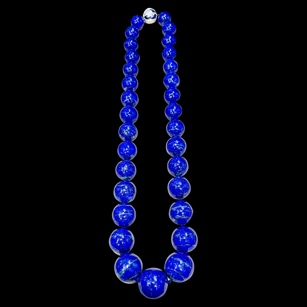 Vintage Lapis Lazuli Single Strand Necklace with Diamond Clasp 14 Kt White Gold In Excellent Condition For Sale In New York, NY