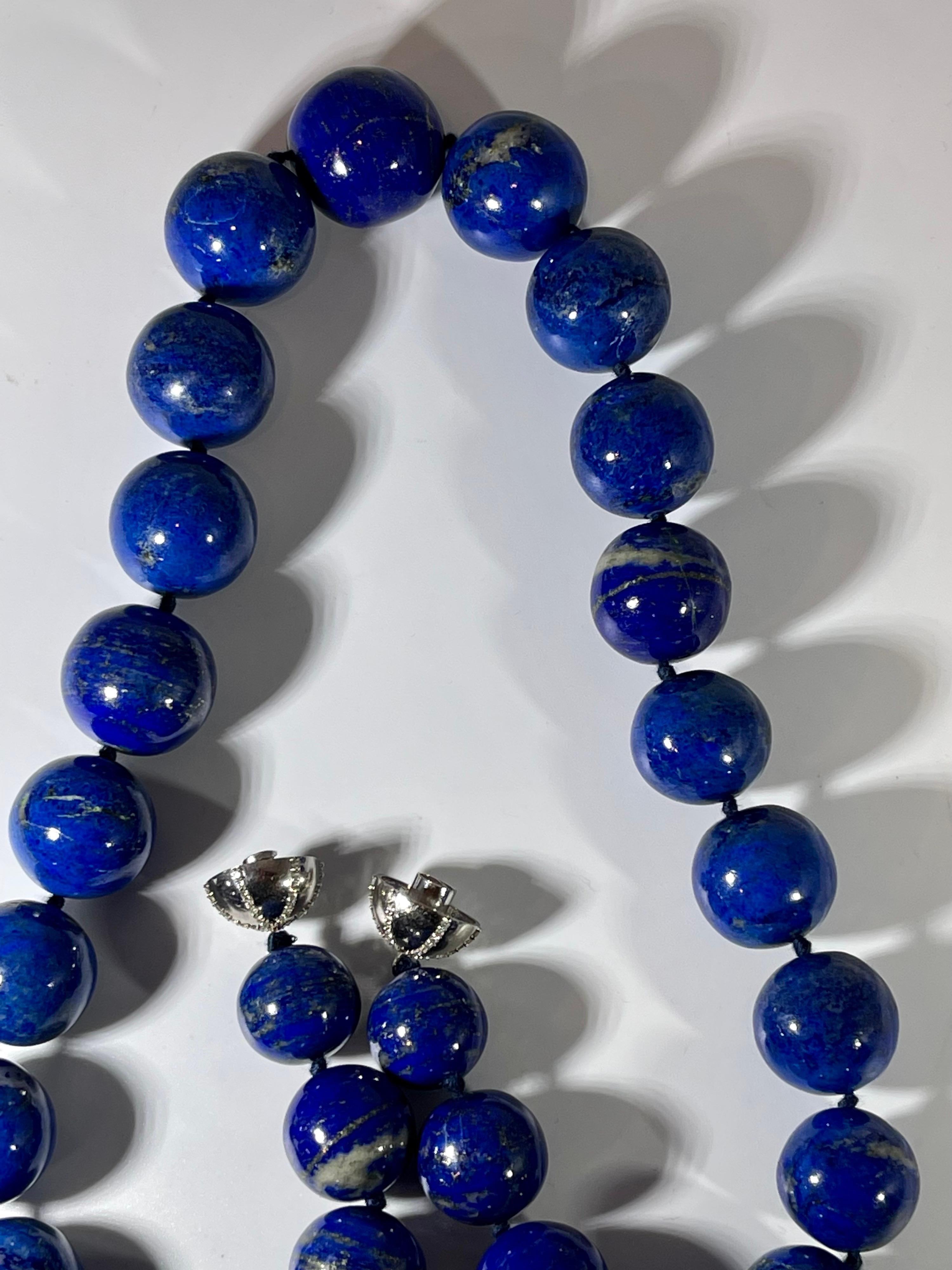 Vintage Lapis Lazuli Single Strand Necklace with Diamond Clasp 14 Kt White Gold For Sale 1