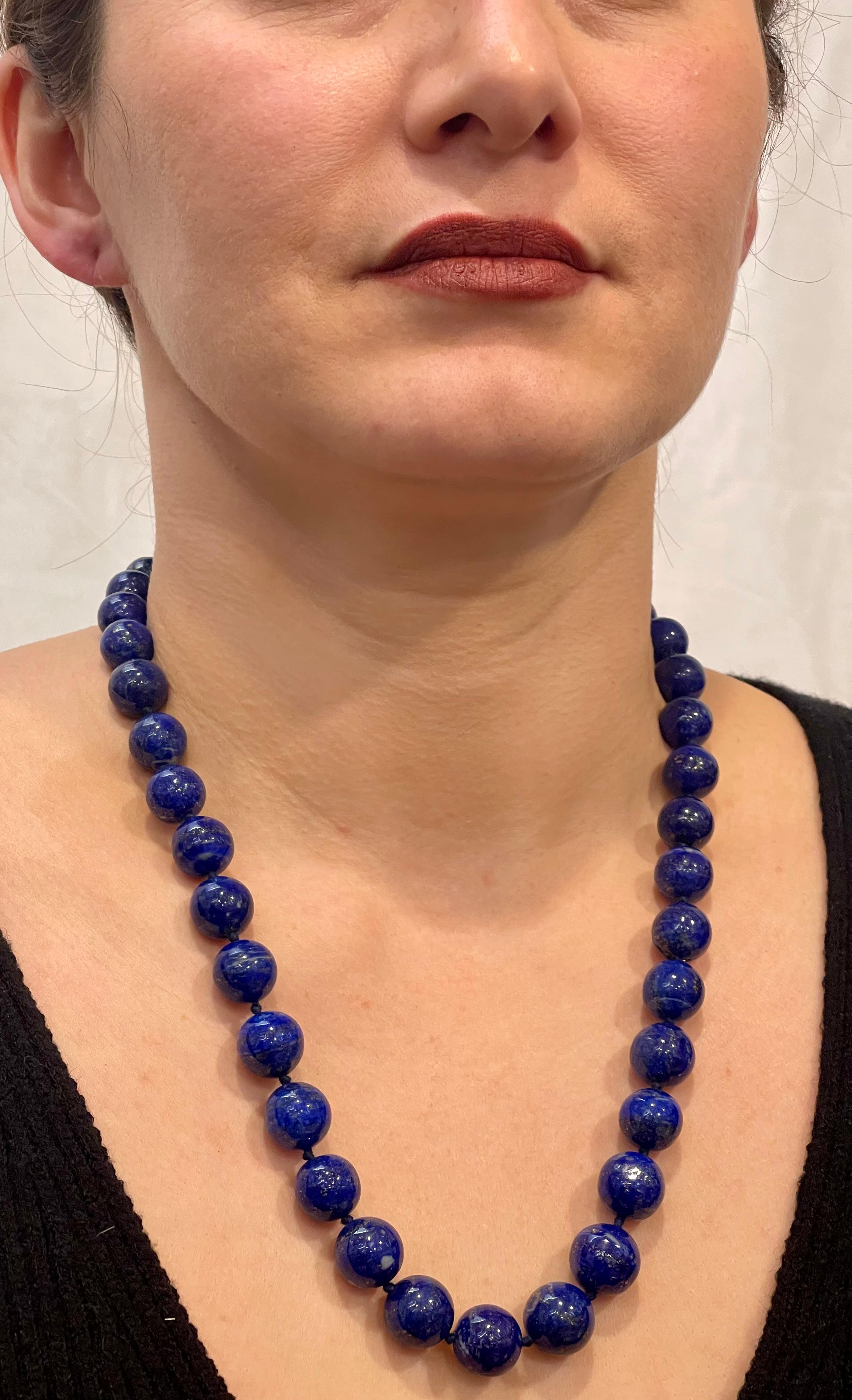 Vintage Lapis Lazuli Single Strand Necklace with  Diamond Clasp 14 Kt White Gold In Excellent Condition For Sale In New York, NY
