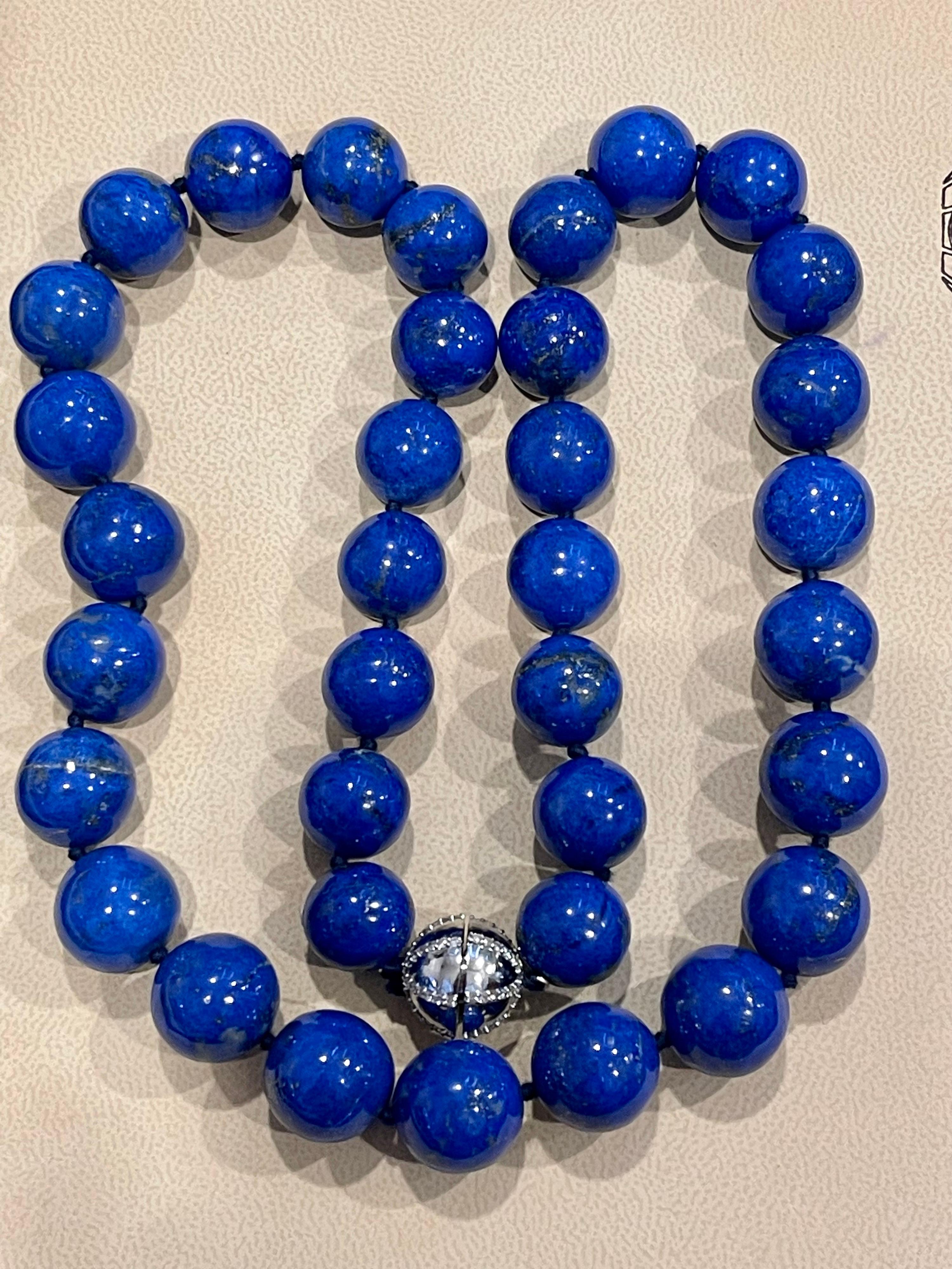 Vintage Lapis Lazuli Single Strand Necklace with  Diamond Clasp 14 Kt White Gold In Excellent Condition For Sale In New York, NY