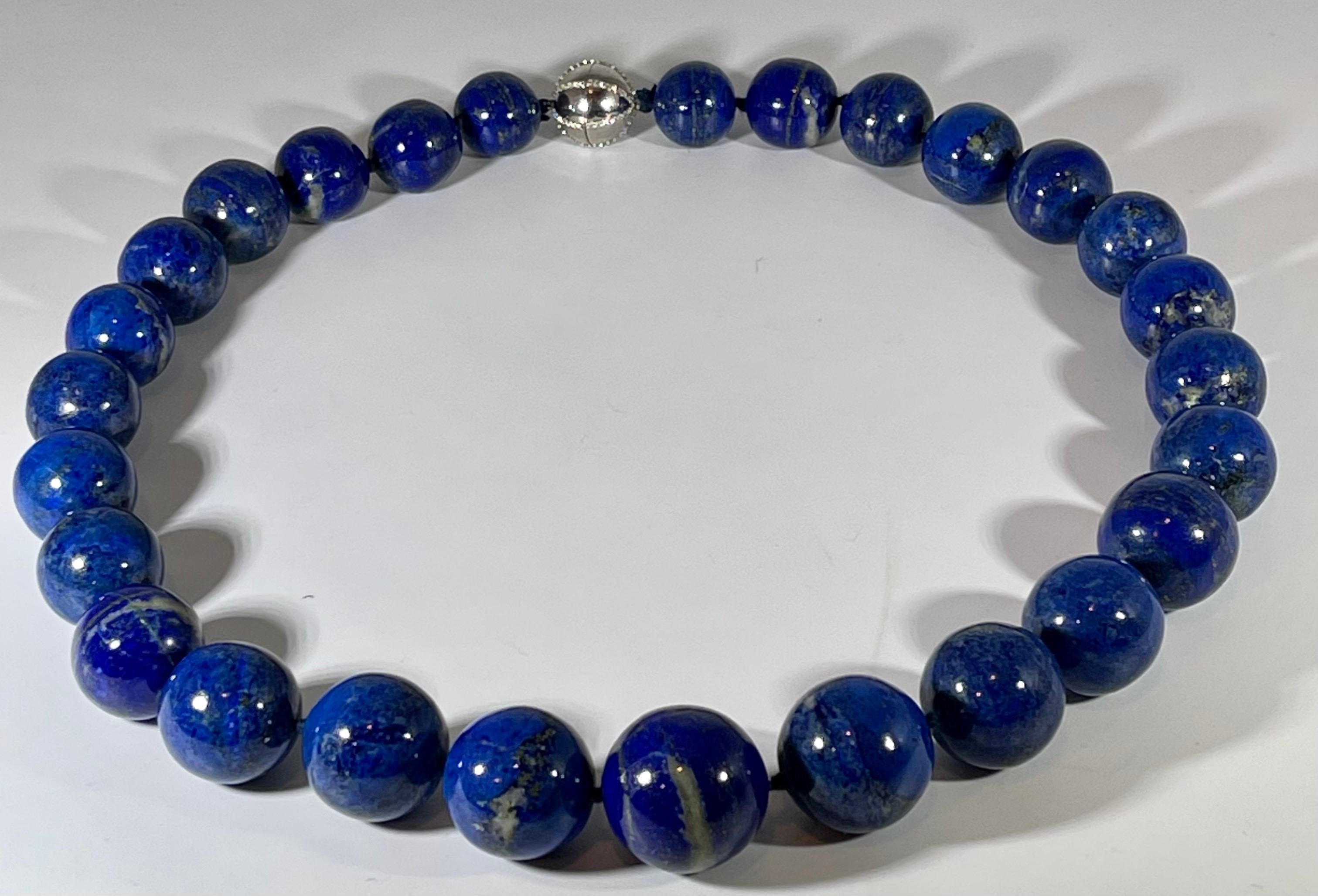 Vintage Lapis Lazuli Single Strand Necklace with Diamond Clasp 14 Kt White Gold For Sale 3