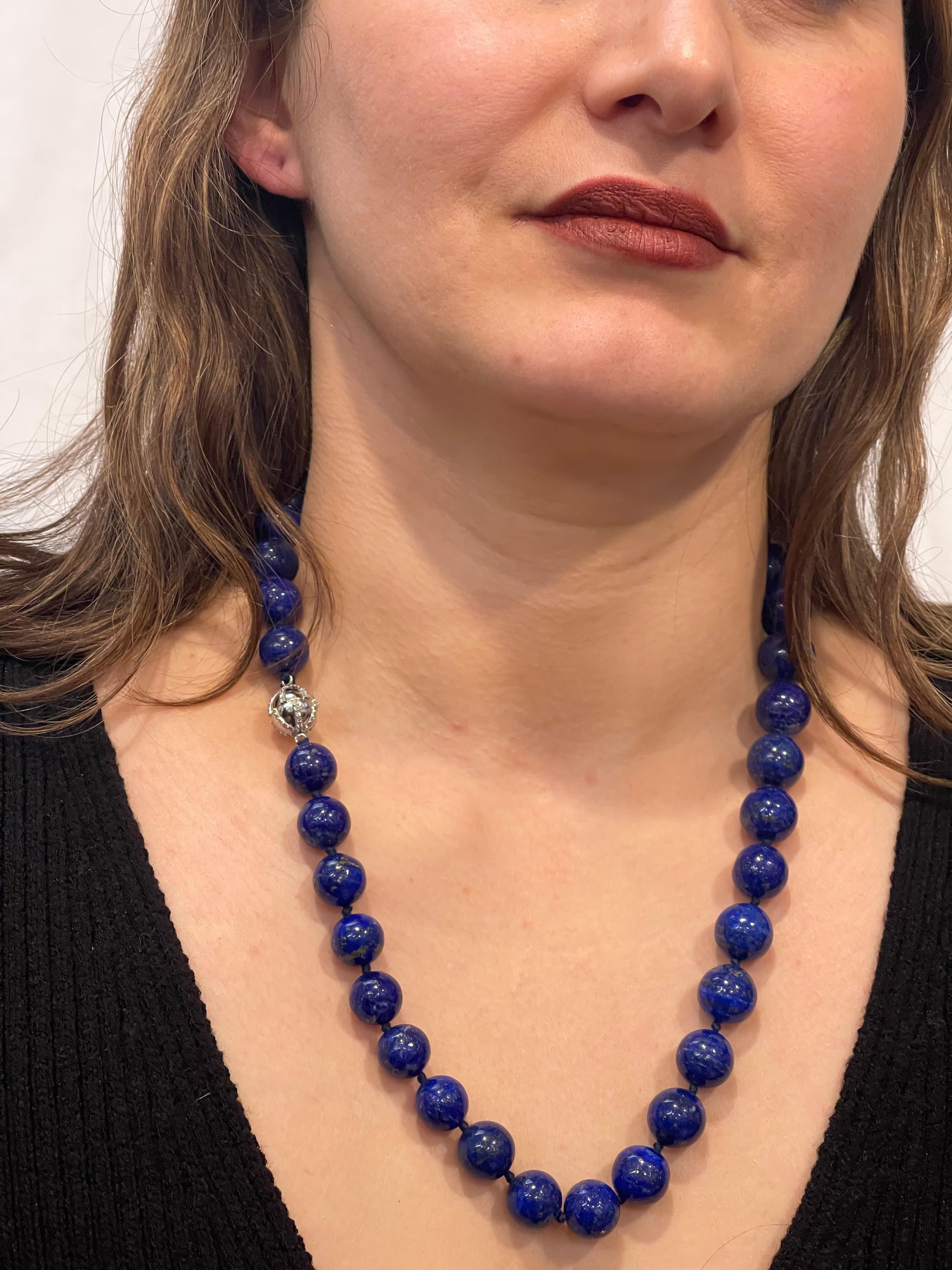 Vintage Lapis Lazuli Single Strand Necklace with  Diamond Clasp 14 Kt White Gold For Sale 1