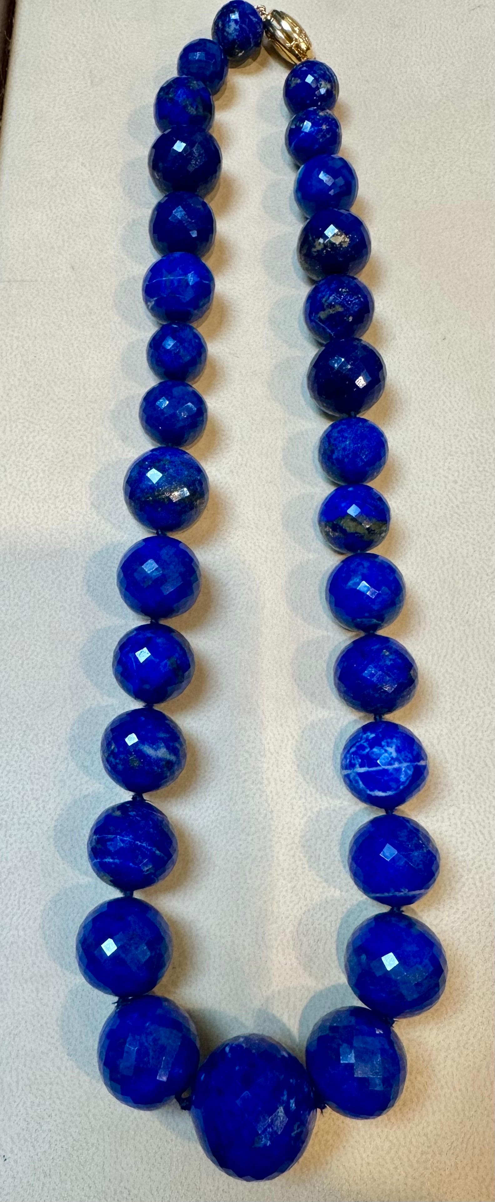 Vintage Lapislazuli Einzelstrang Halskette  mit 4  Brillantschliff Diamant im  Schließe 
Schwer  14 Karat  Gelbgold Spange 5 gm
Diese wunderbare Vintage Lapis Lazuli  Halskette mit 1 Reihe üppiger  große Perlen
(ungefähr gemessen von  22MM bis 13