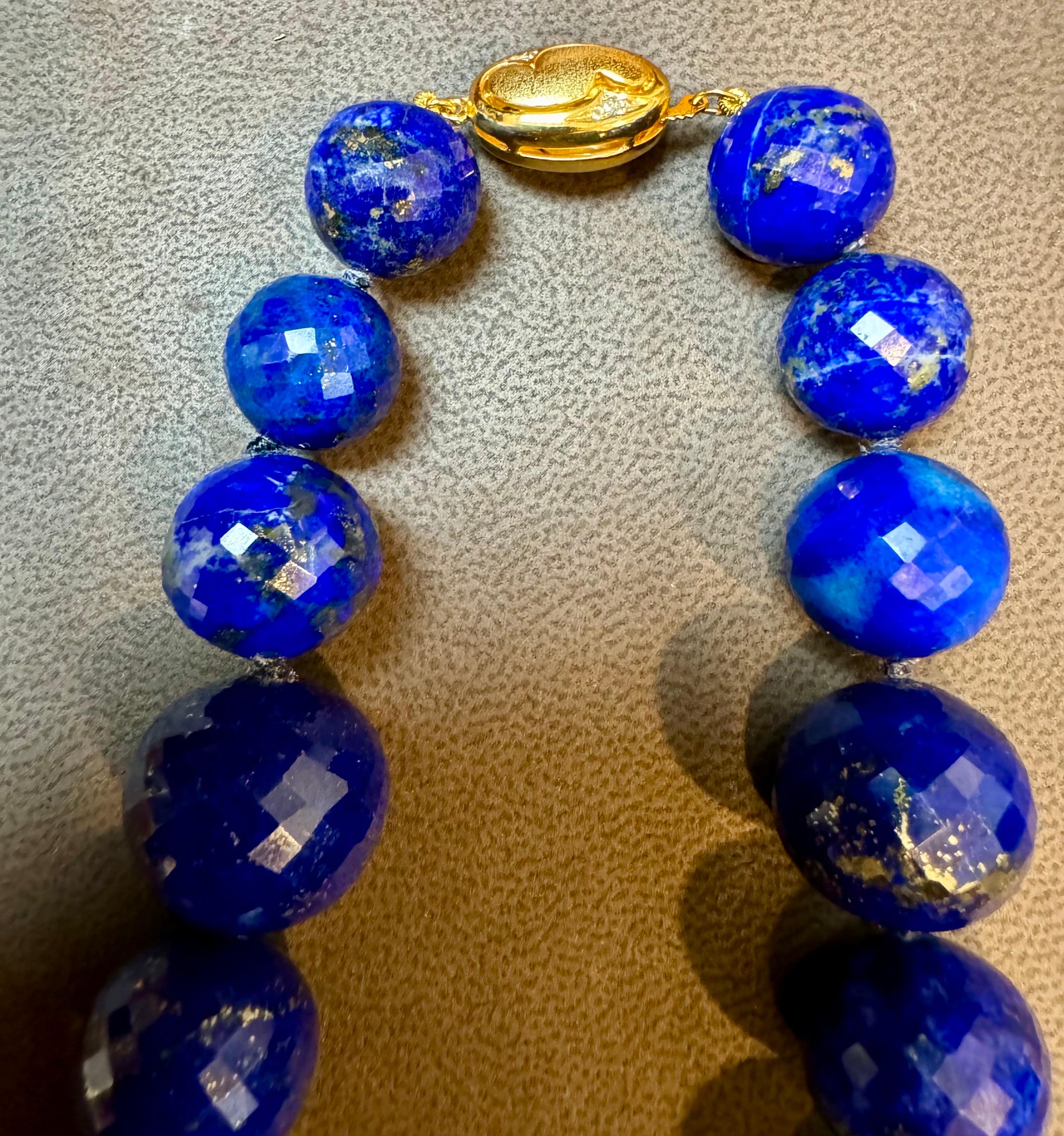 Einreihige Vintage-Halskette aus Gelbgold mit 14 Karat Gelbgold-Verschluss mit Lapislazuli und Diamant im Zustand „Hervorragend“ im Angebot in New York, NY