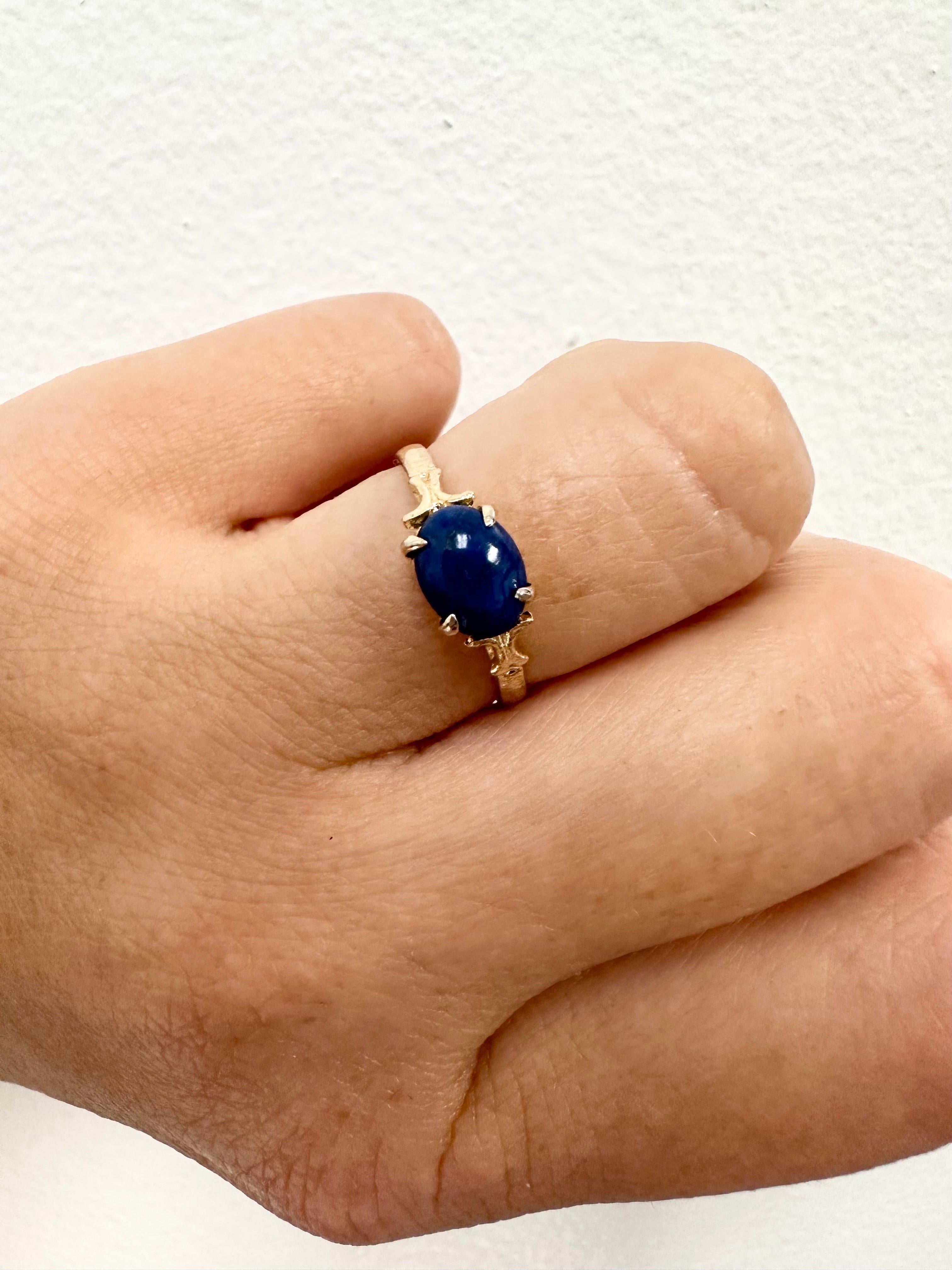 Vintage Lapis Lazuli yellow gold ring size 7.5 In Excellent Condition For Sale In Boca Raton, FL