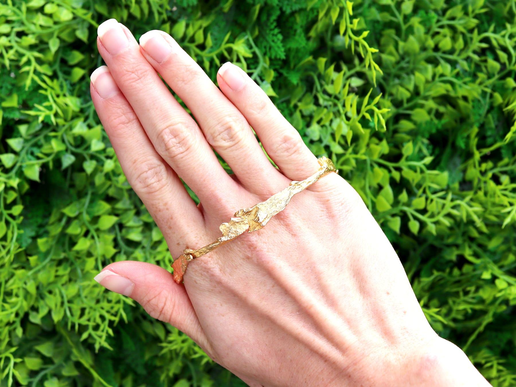 This exceptional, fine and impressive vintage gold bracelet has been crafted in 14k yellow gold.

The substantial fully articulated bracelet consists of a multitude of organic shaped links, realistically modeled in the form of tree bark/rhytidome