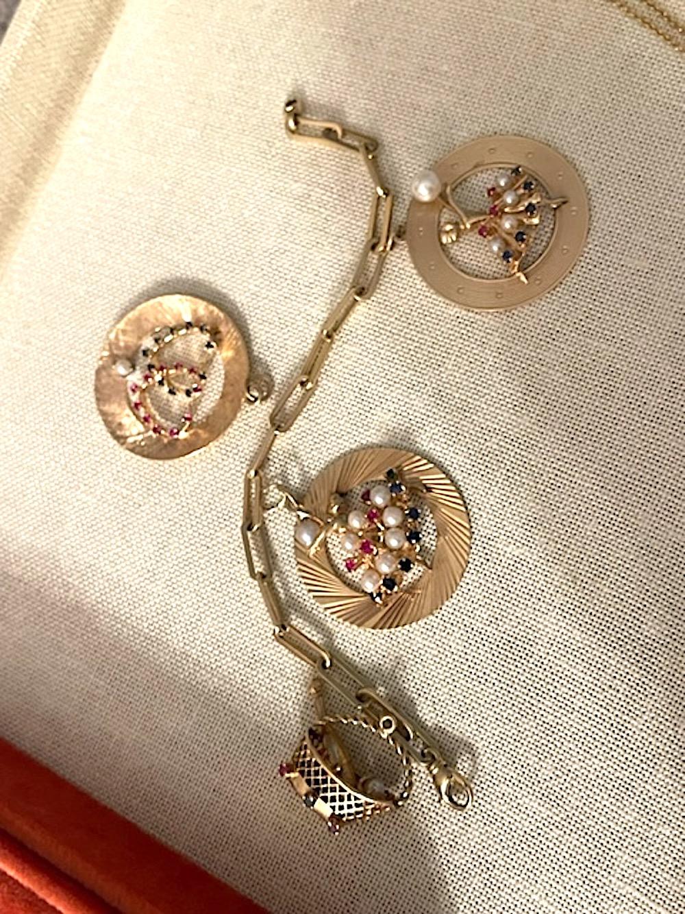 Taille ronde Grande breloque de ballerine danseuse vintage en or 14 carats tournée, perles et saphirs en vente
