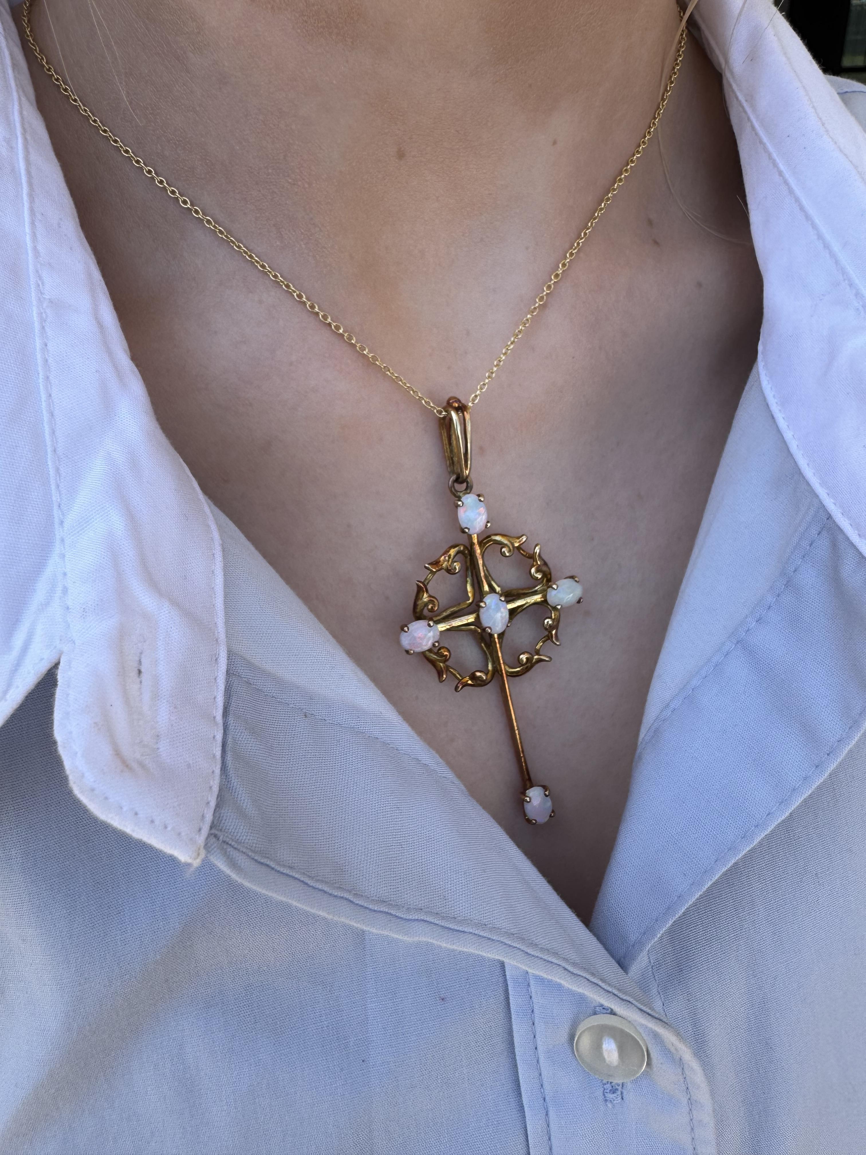 Taille cabochon Grand pendentif croix vintage en or jaune 14 carats et opale en vente
