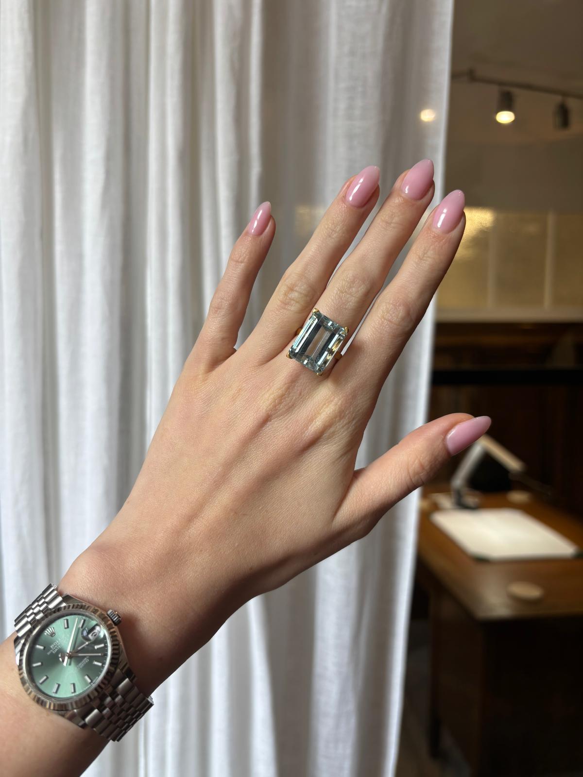 Vintage Large 17.50ct Aquamarine Cocktail Ring in 18k yellow gold 4