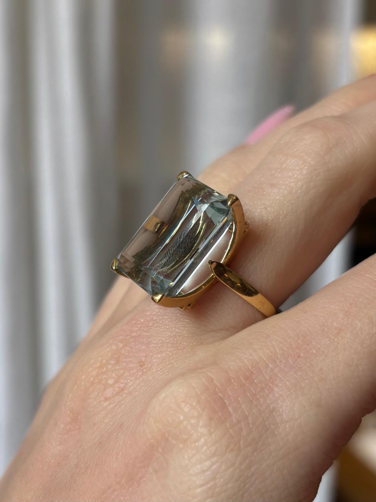Vintage Large 17.50ct Aquamarine Cocktail Ring in 18k yellow gold In Excellent Condition In London, GB