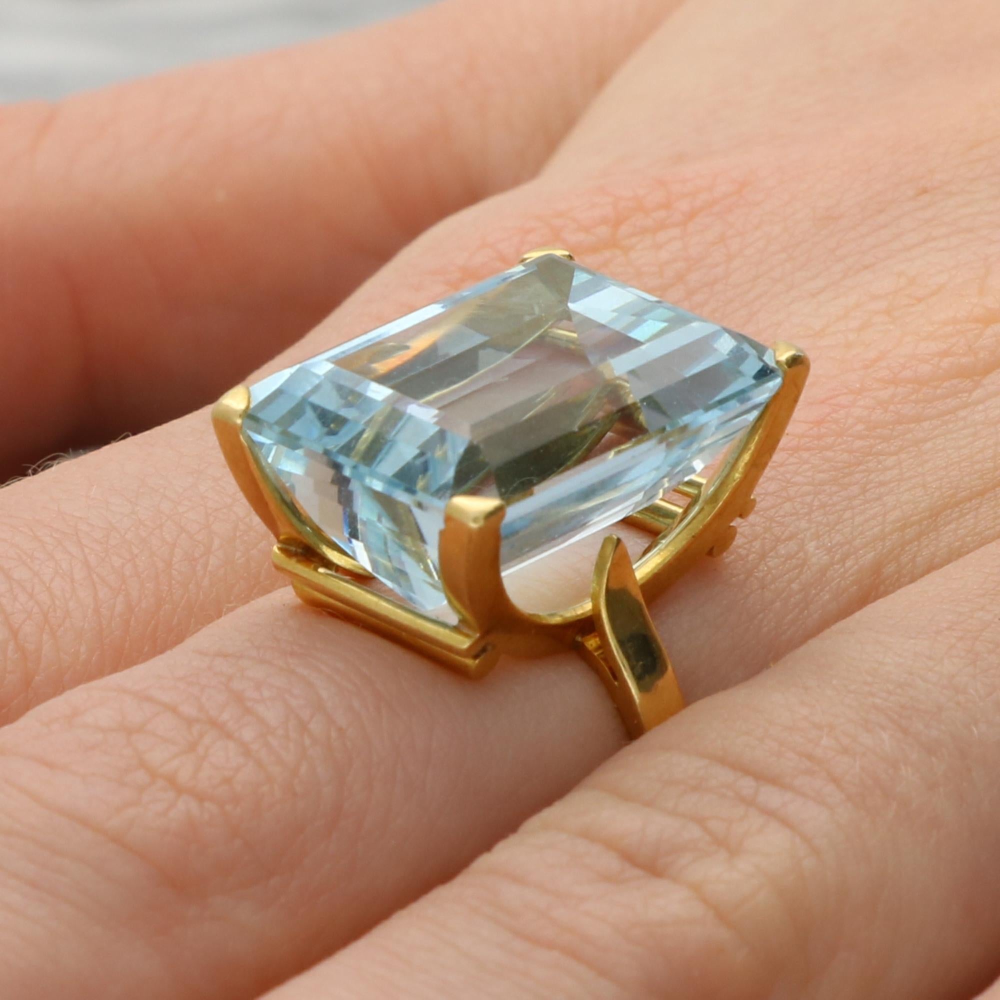 Women's or Men's Vintage Large 17.50ct Aquamarine Cocktail Ring in 18k yellow gold