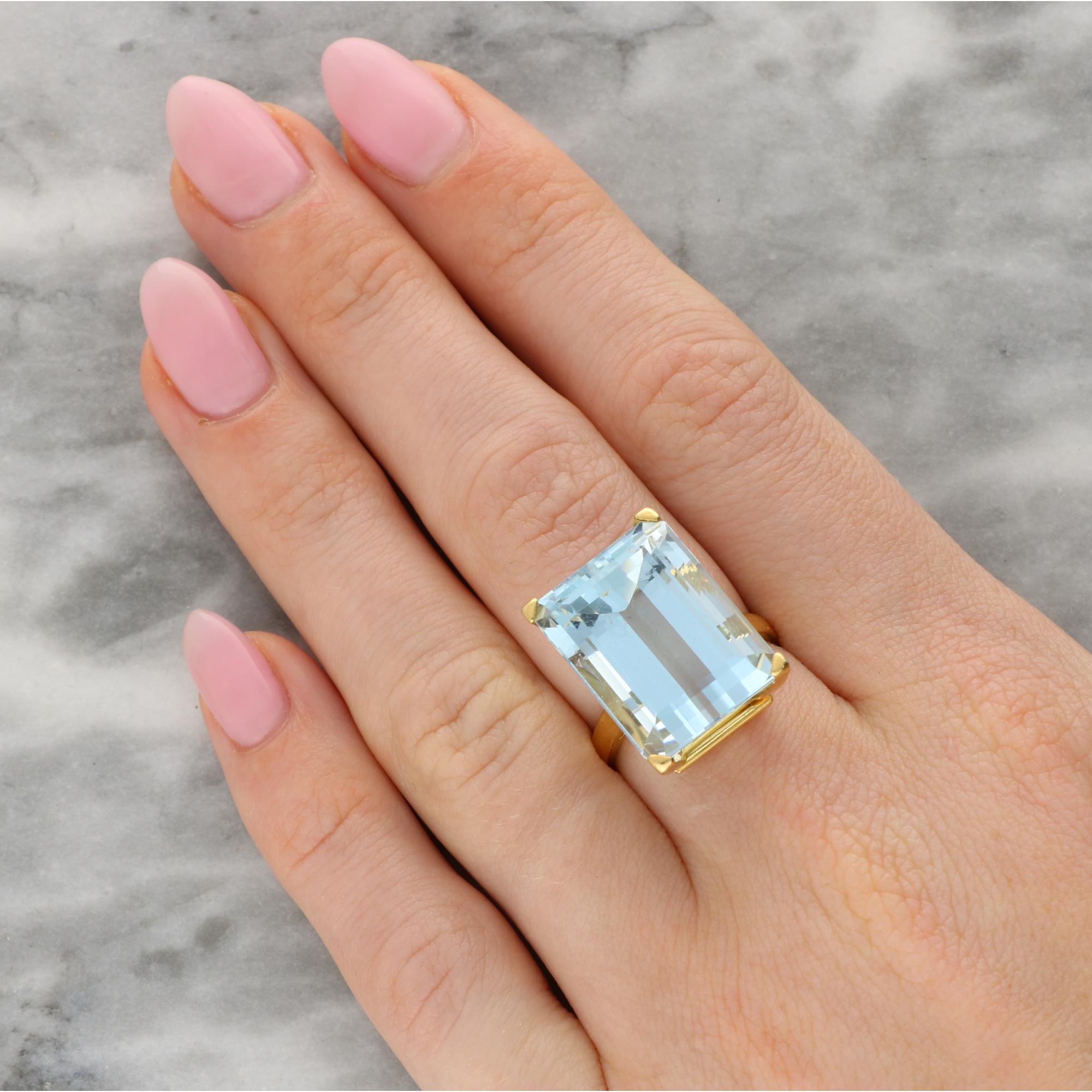 Vintage Large 17.50ct Aquamarine Cocktail Ring in 18k yellow gold 1