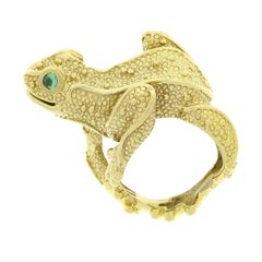 Retro Large 18k Gold Round Emerald Eyes Detailed Textured Frog Statement Ring