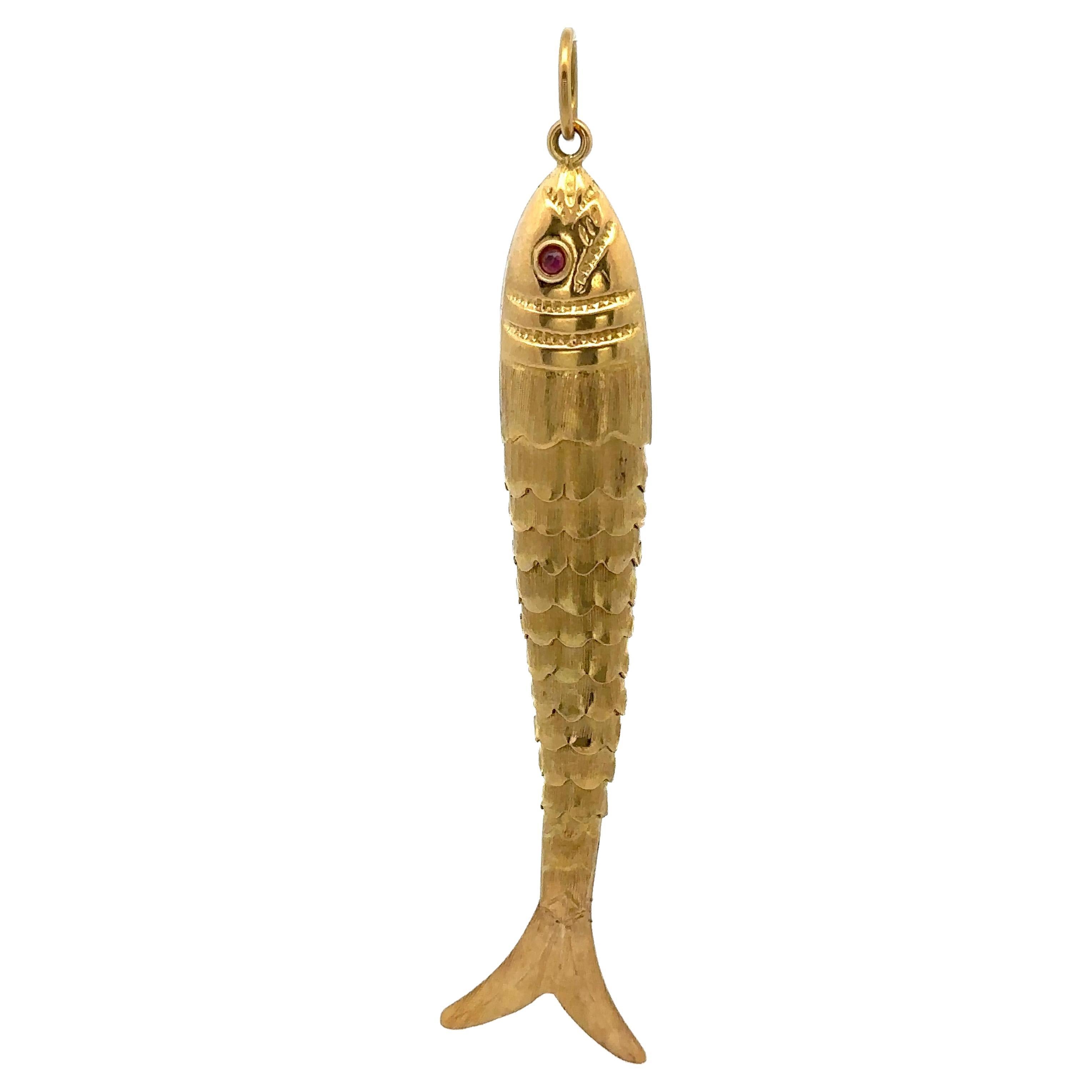 Vintage große 18k Gelbgold rote Augen artikuliert flexible große Fisch-Anhänger im Angebot
