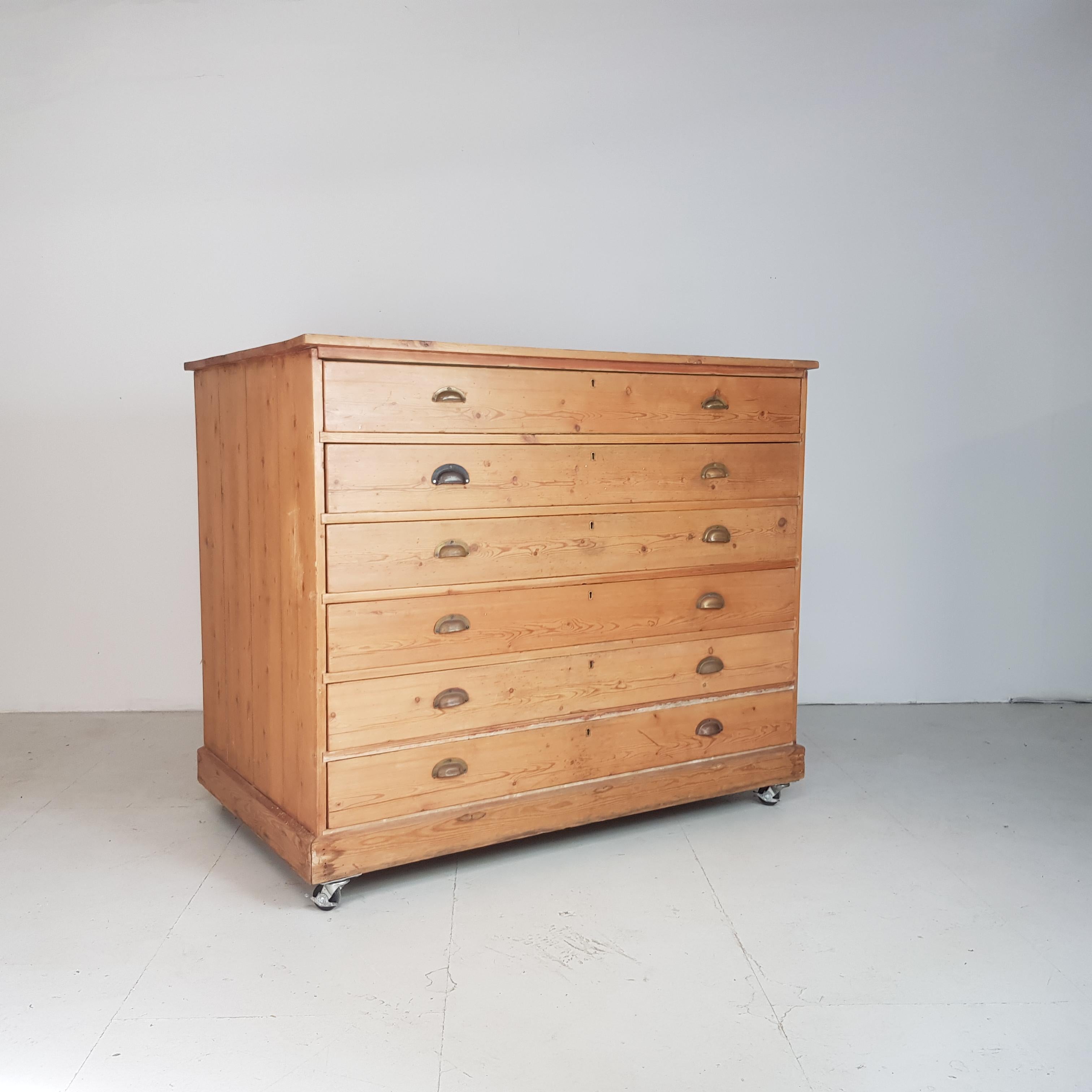 Lovely huge 6-drawer 1930s plan chest with brass handles.
The plan chest has 6 solid wooden drawers and panelled sides.

Approximate dimensions: 

Height 126cm

Width 150cm

Depth 93cm

Drawers: H 13 cm, W 137cm, D 80 cm.

In good