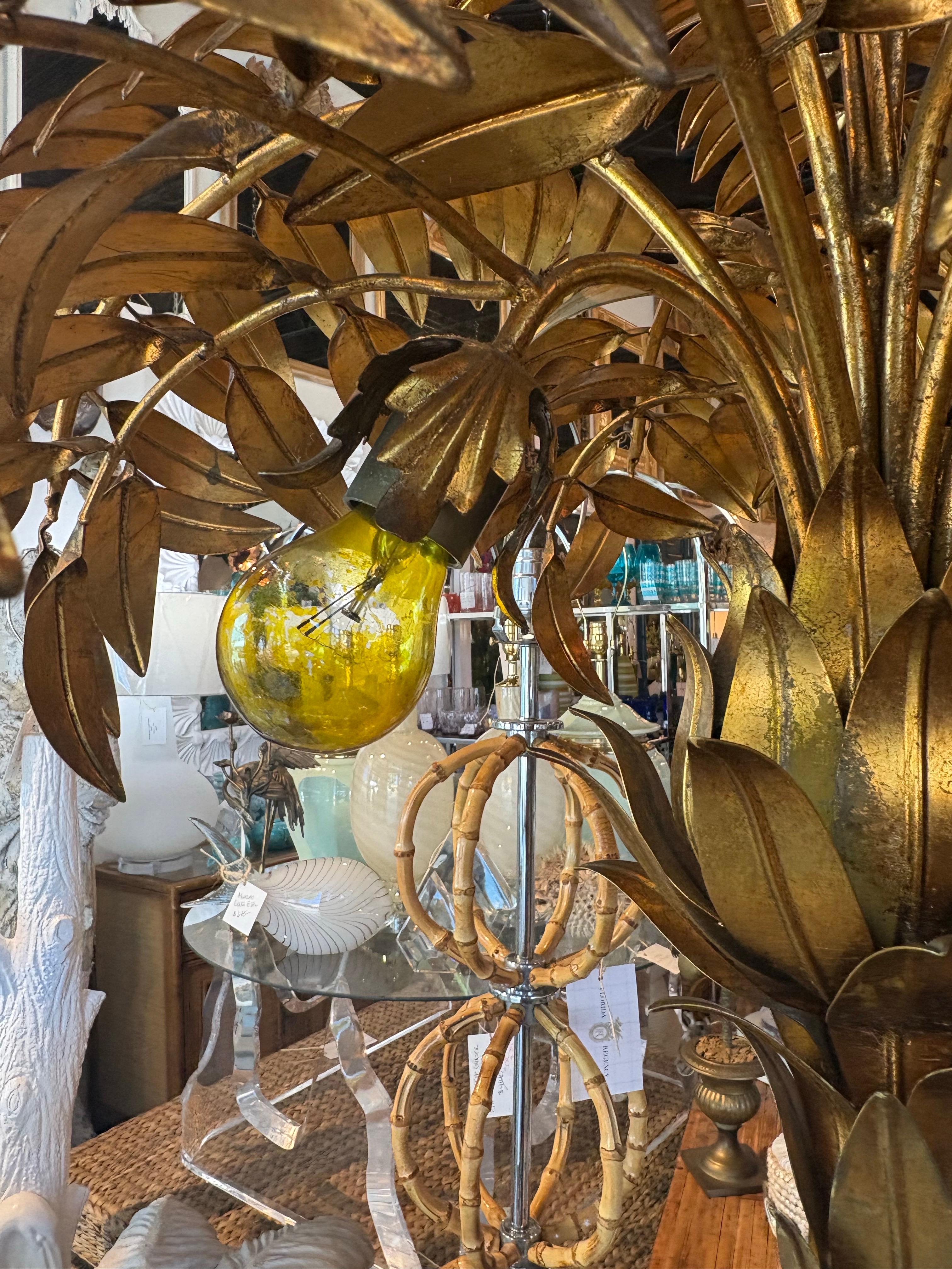 Lámpara de pie vintage grande Hans Kogl de los años 70 de metal dorado con palmeras recién cableada Dorado en venta