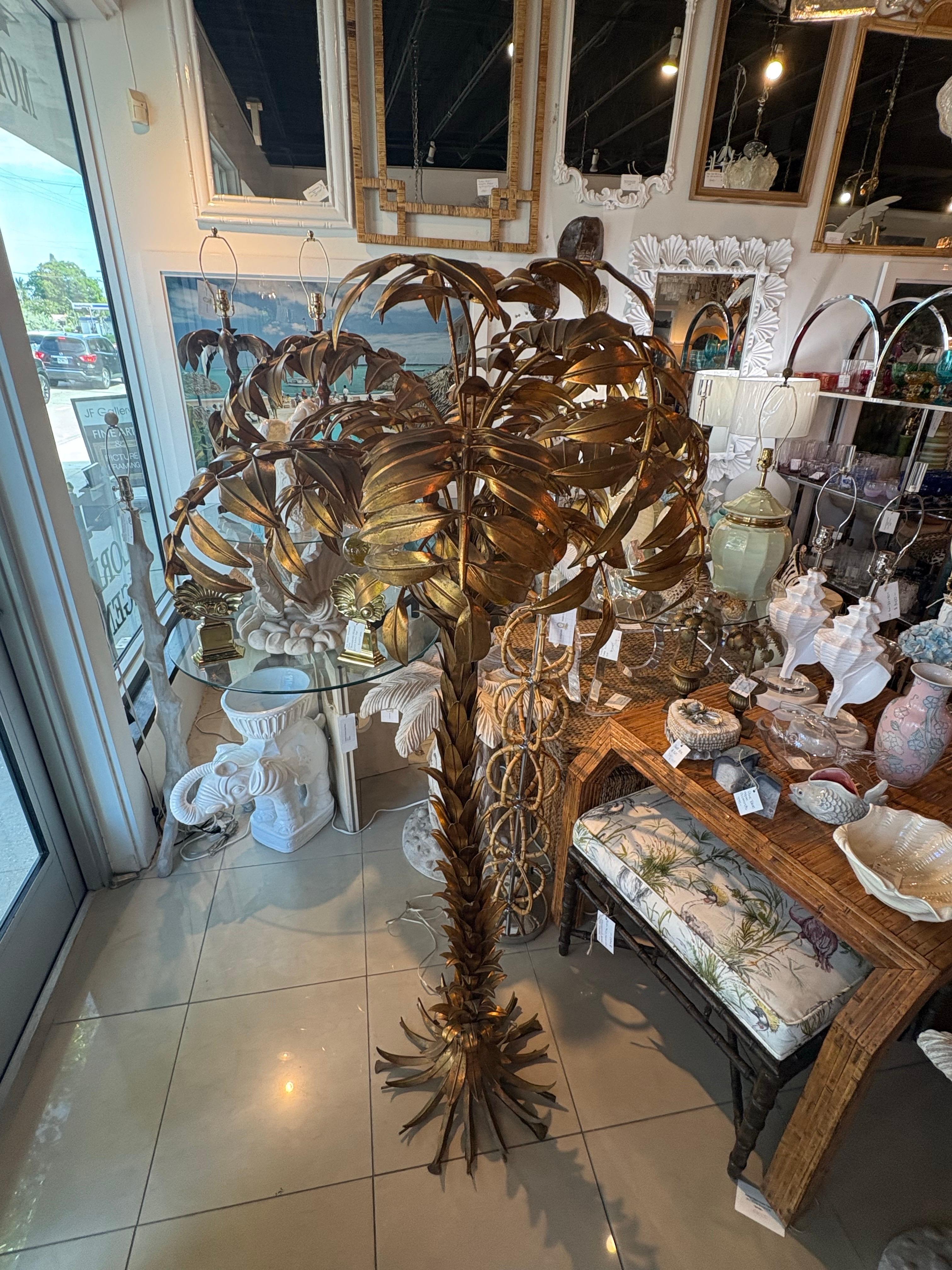 Lámpara de pie vintage grande Hans Kogl de los años 70 de metal dorado con palmeras recién cableada en Bueno estado para la venta en West Palm Beach, FL