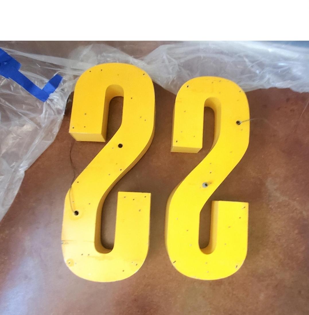 Grande insegna di recupero architettonico del 1977, lettera 