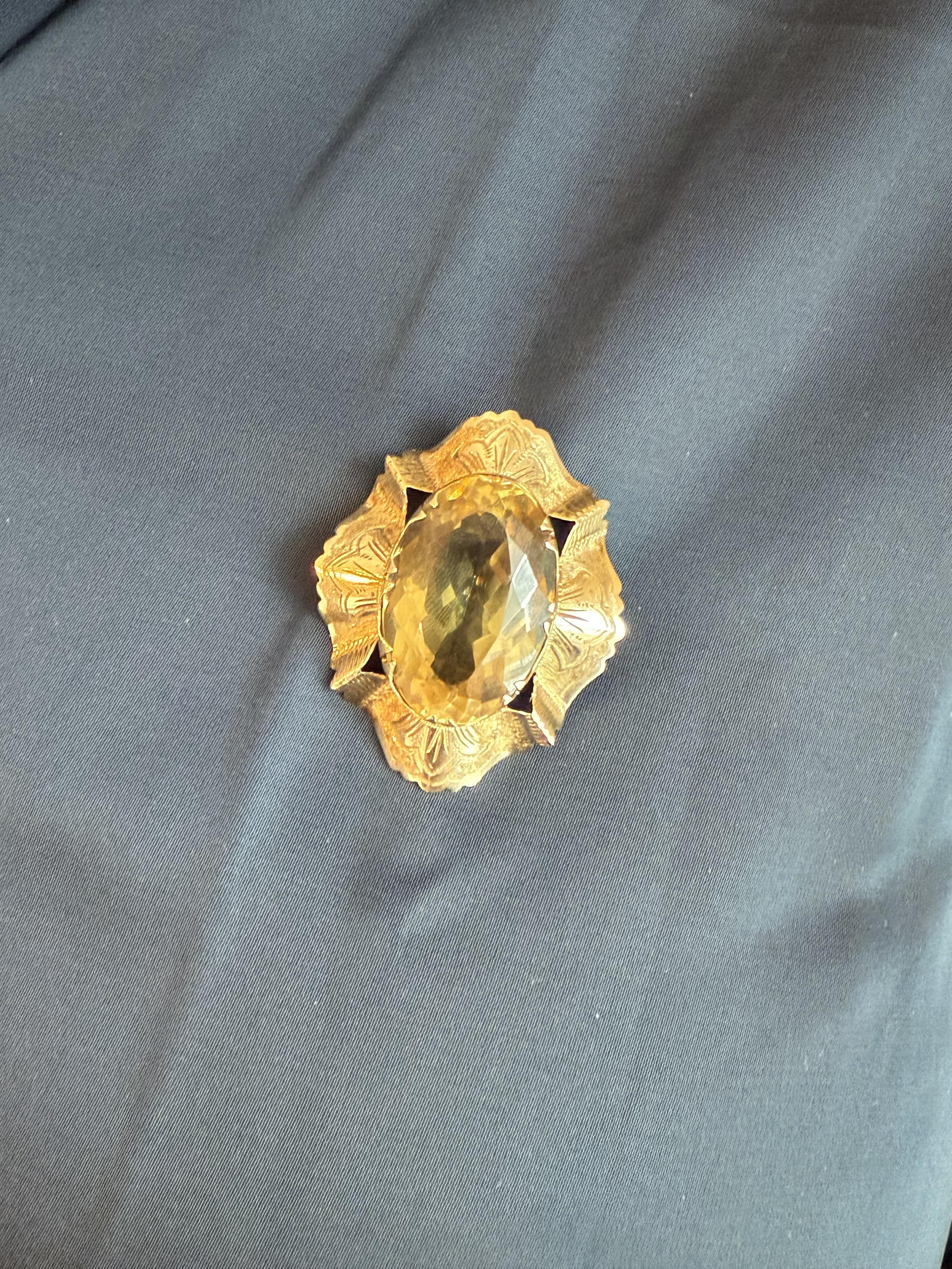 Siamo entusiasti di offrire questo magnifico pezzo!

Dettagli del ciondolo / spilla
Materiale: Oro giallo 14K
Epoca: Vittoriano 1840 - 1900
Lunghezza: 1 5/8 di pollice
Larghezza: 1 3/8 di pollice
Peso: 13,2 grammi

Accentuato dalle seguenti pietre