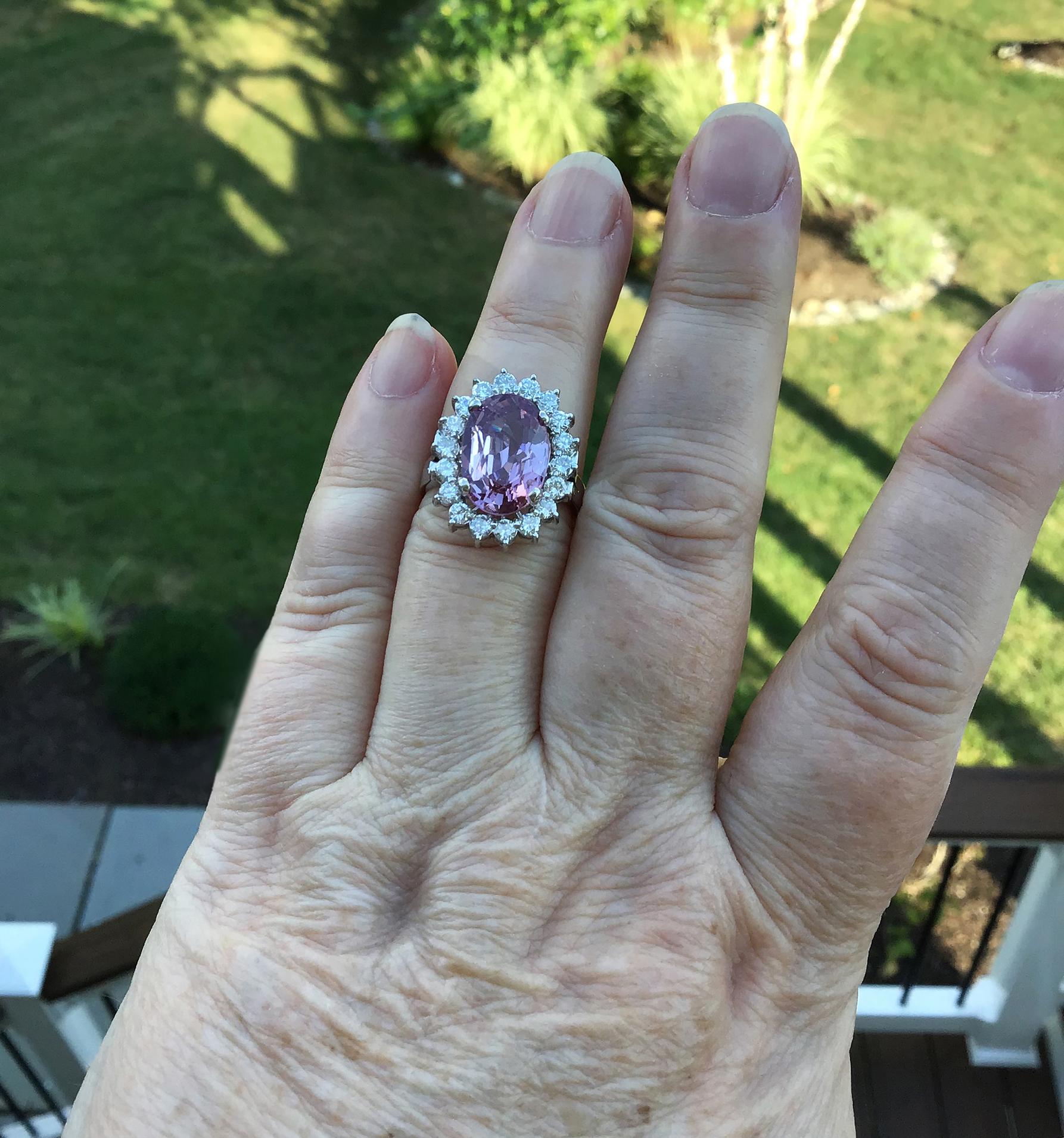 Taglio ovale Grande anello d'epoca con diamante rosa naturale da 4,84 carati in oro bianco 14 carati AGI Cert in vendita