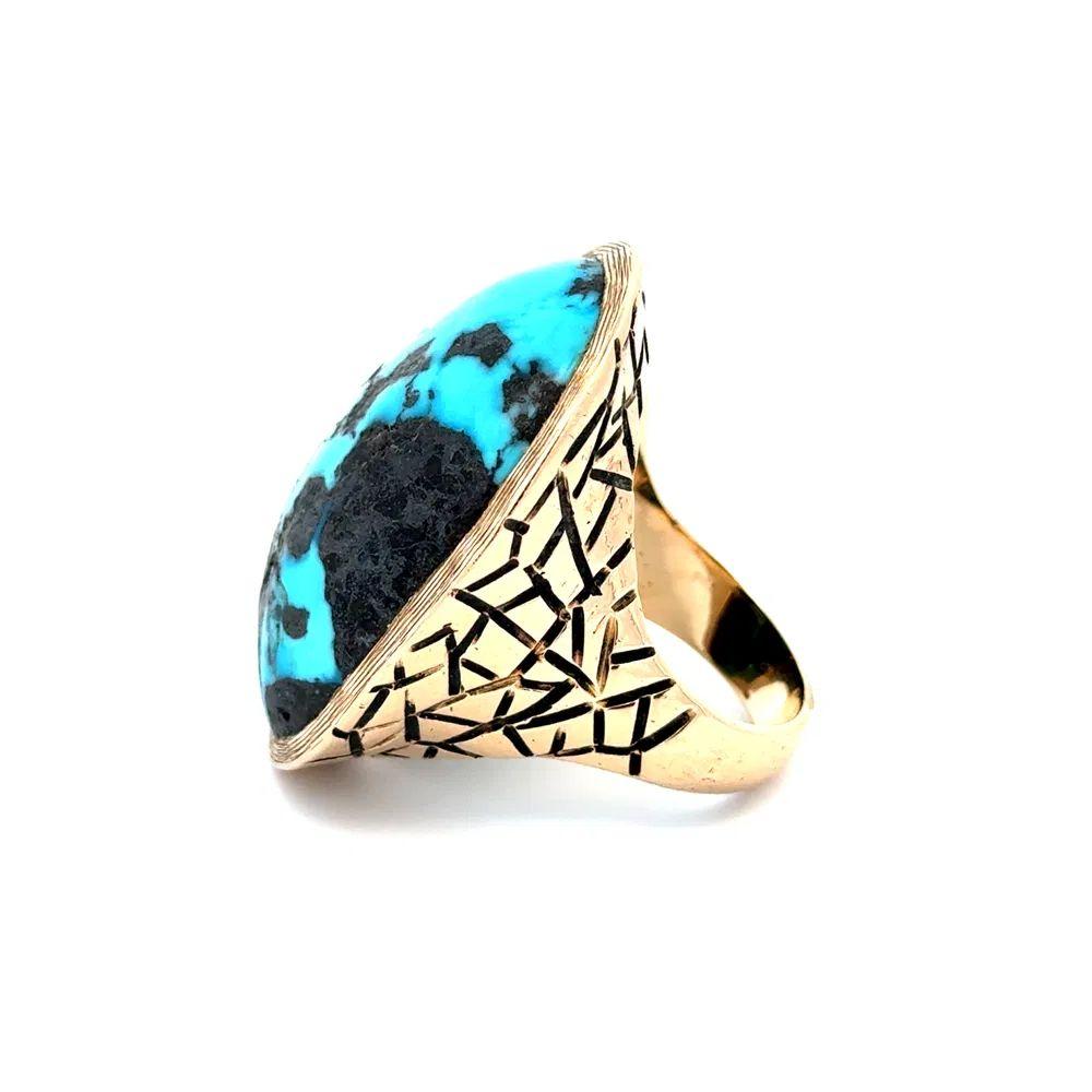 Vintage Large 50 Carat Turquoise Detailed Gold Statement Ring In Excellent Condition For Sale In Montreal, QC