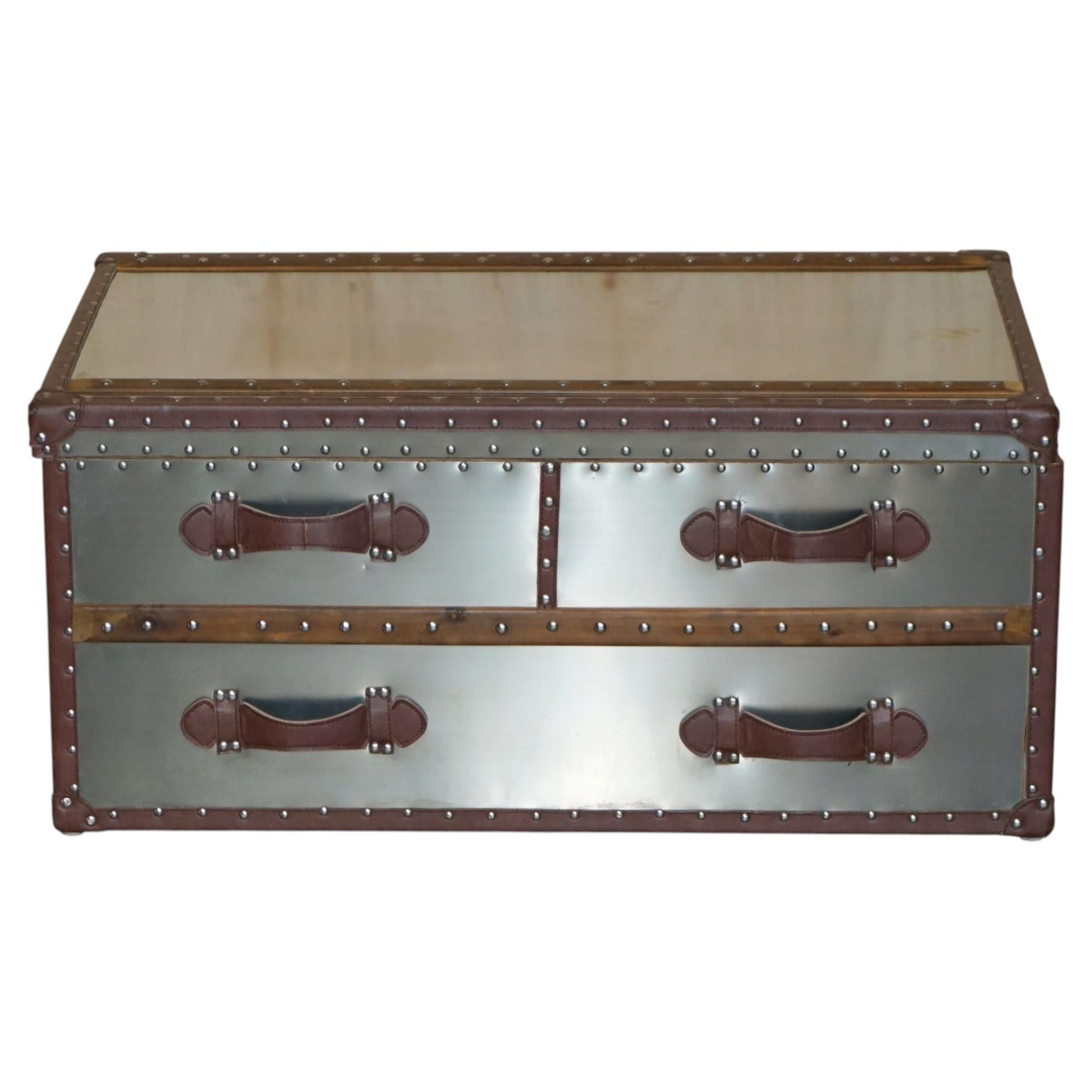 Mesa de centro vintage grande estilo aviador, de aluminio y cuero marrón, con espacio de almacenamiento