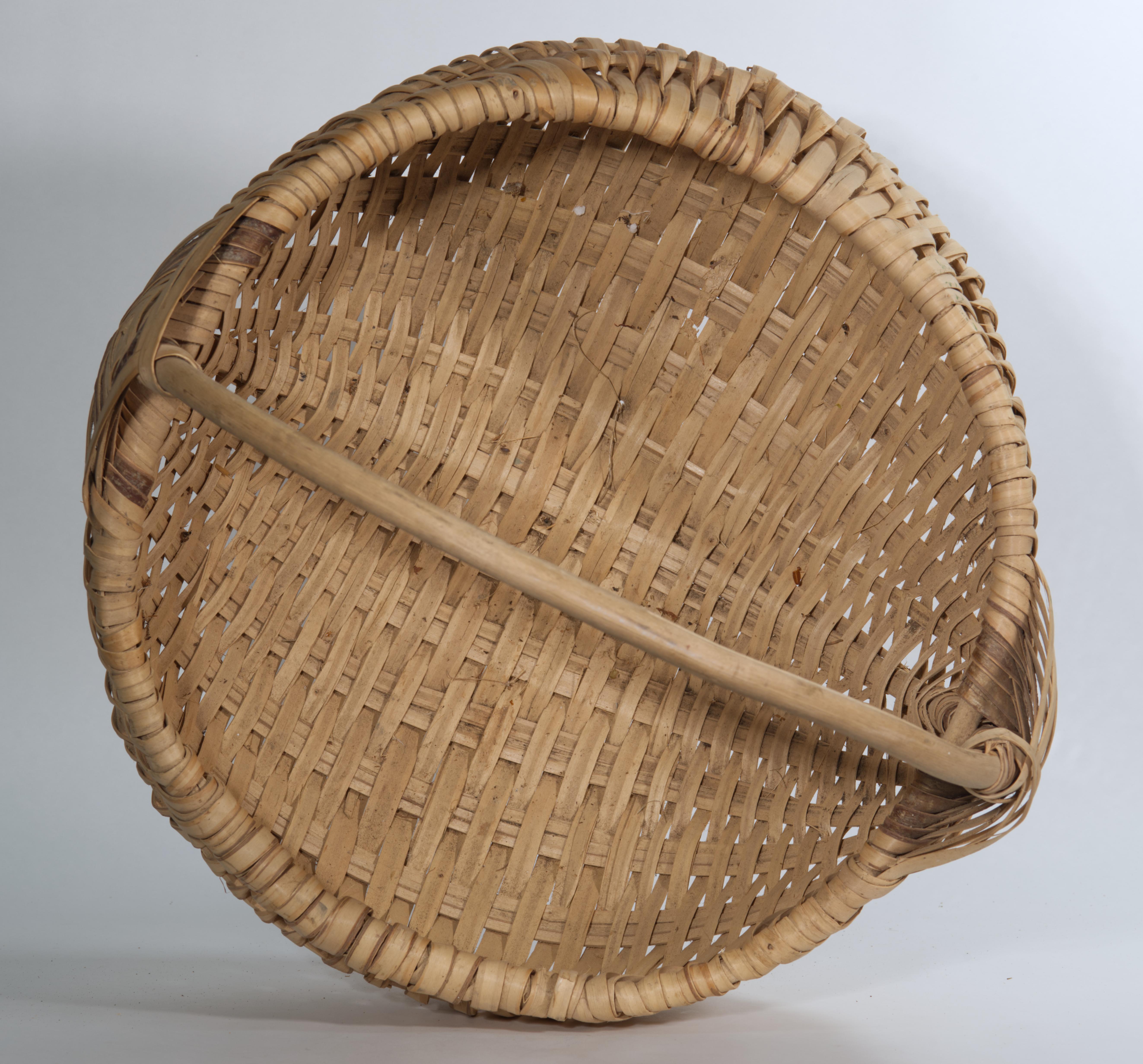 Vintage Large American Hand Woven Gathering Buttocks Basket In Good Condition For Sale In Clifton Springs, NY