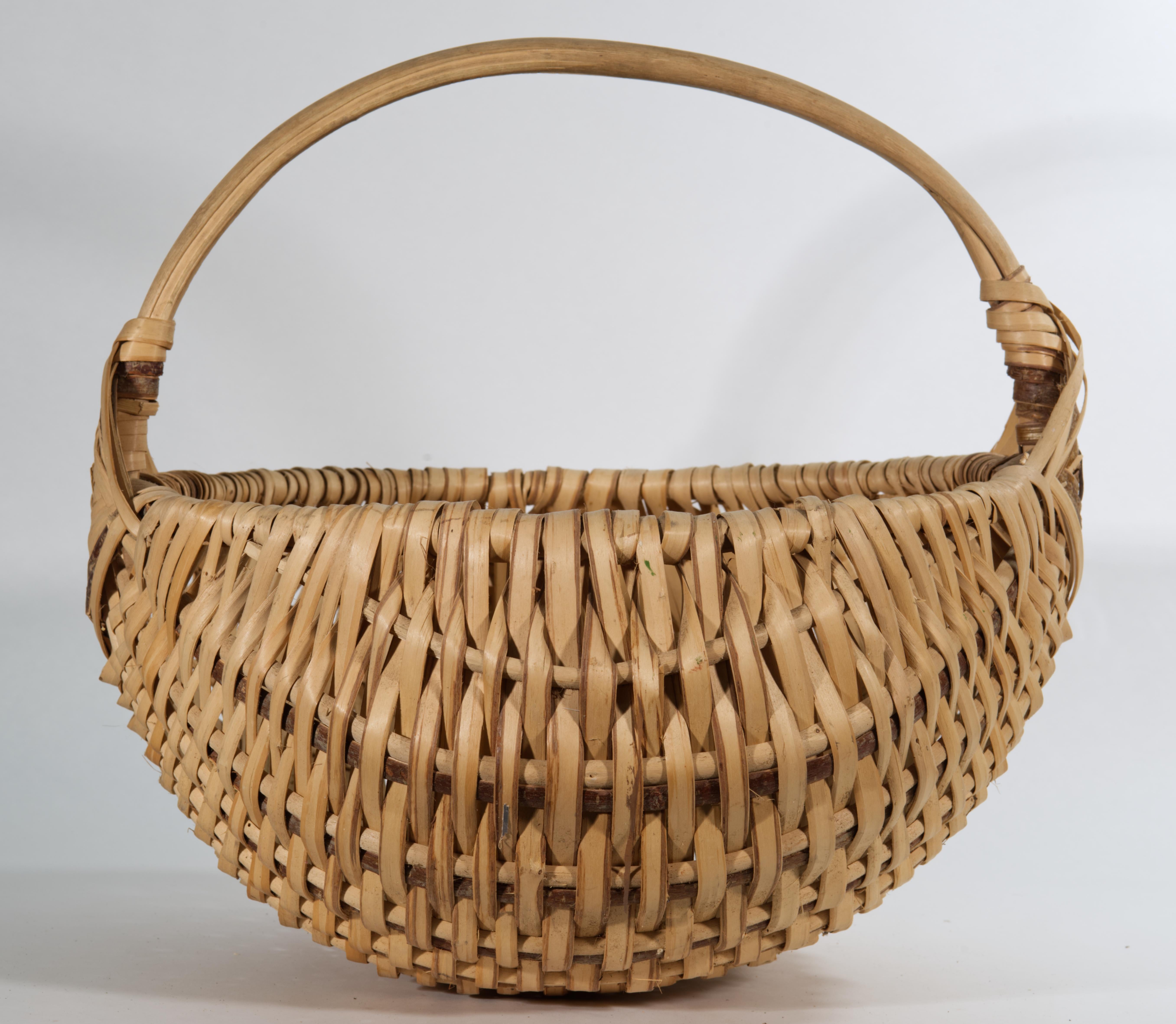 20th Century Vintage Large American Hand Woven Gathering Buttocks Basket For Sale