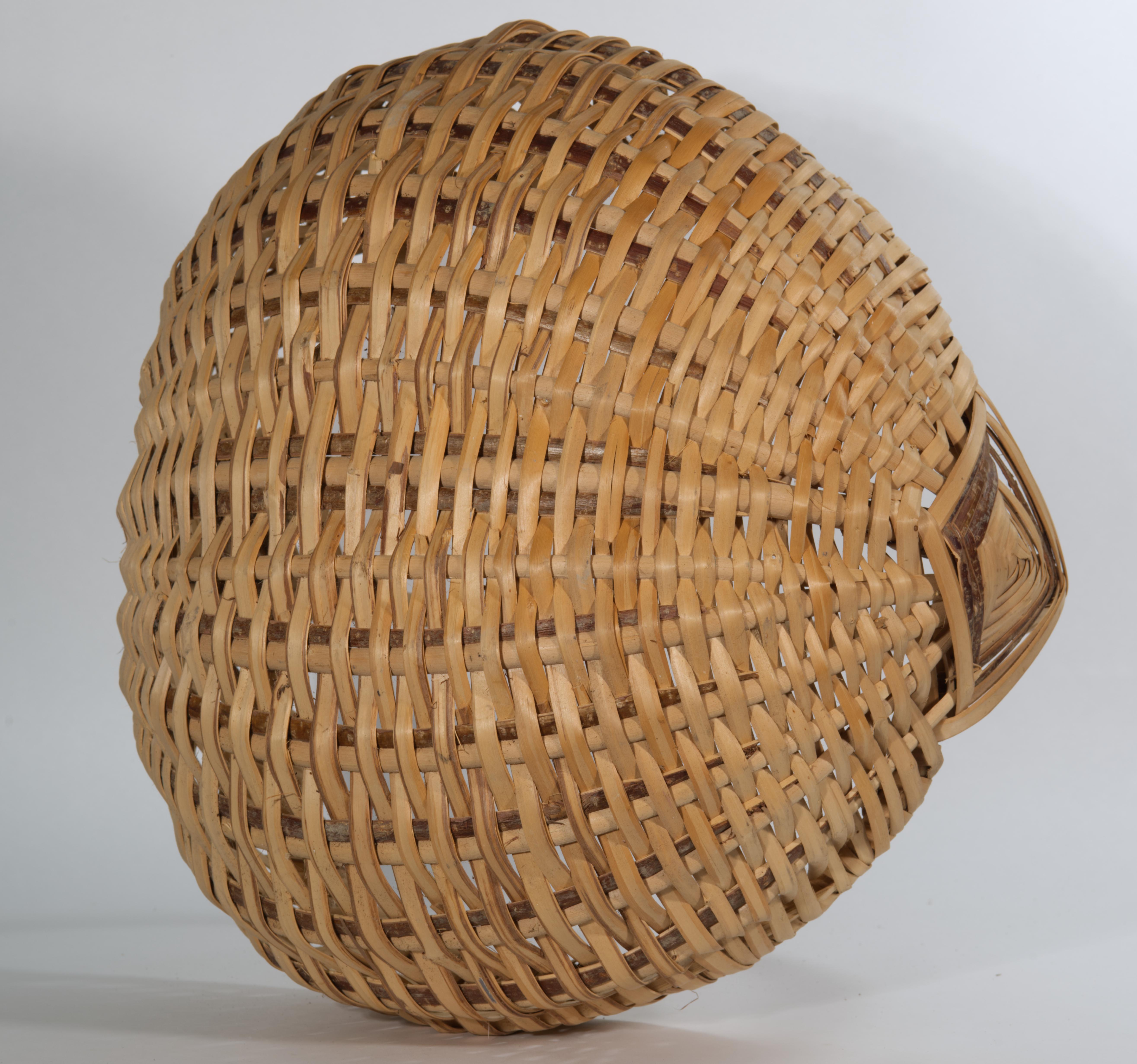 Wicker Vintage Large American Hand Woven Gathering Buttocks Basket For Sale