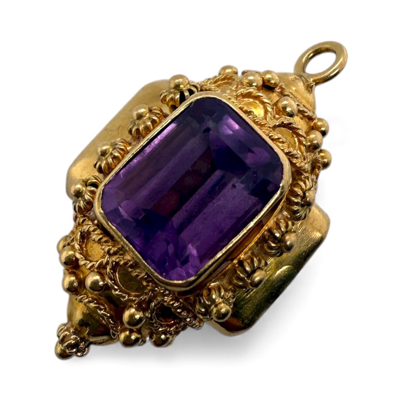 Taglio smeraldo Vintage Large Amethyst Charm 18K Yellow Gold in vendita