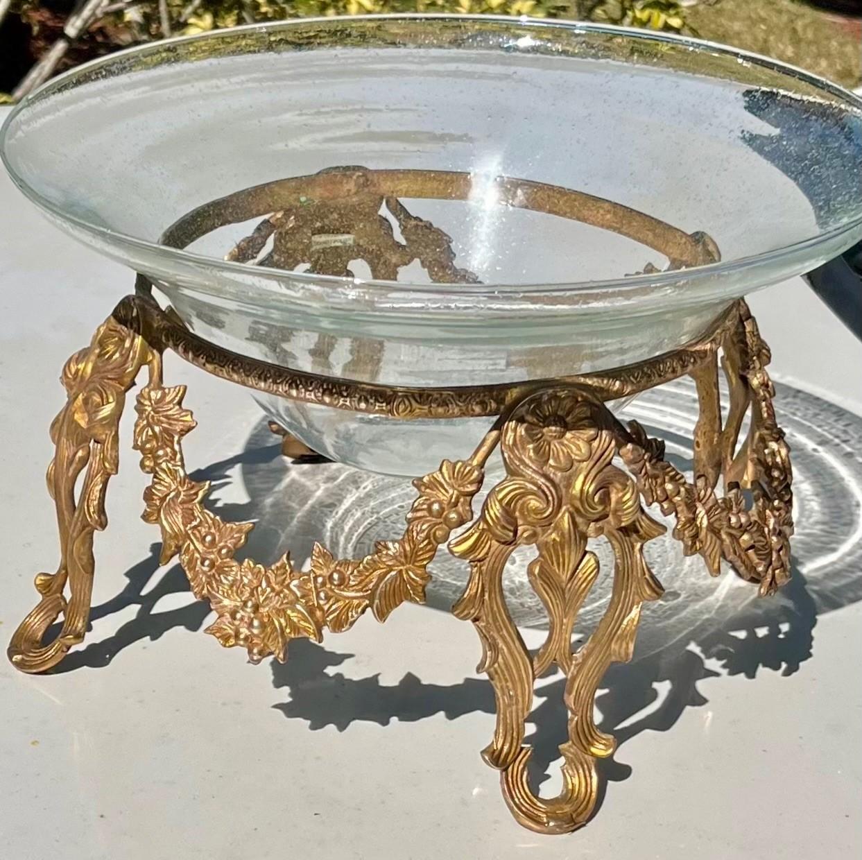 Vintage Large Art Glass Bowl Tazza Centerpiece Bowl in Brass Stand Bon état - En vente à Vero Beach, FL