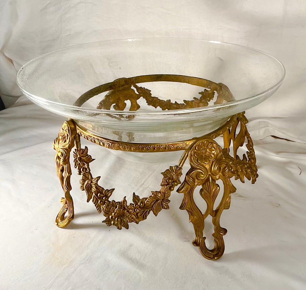 20ième siècle Vintage Large Art Glass Bowl Tazza Centerpiece Bowl in Brass Stand en vente