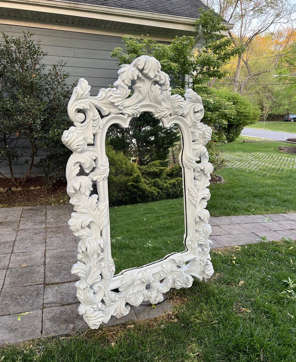 Miroir extra large de style Vintage Baroque, il est fait d'un composite. Peint avec une peinture de type craie. Le miroir n'est pas biseauté. Il y a une ferrure de suspension au dos, mais pas de fil. Il s'agit d'un miroir très grand et très lourd