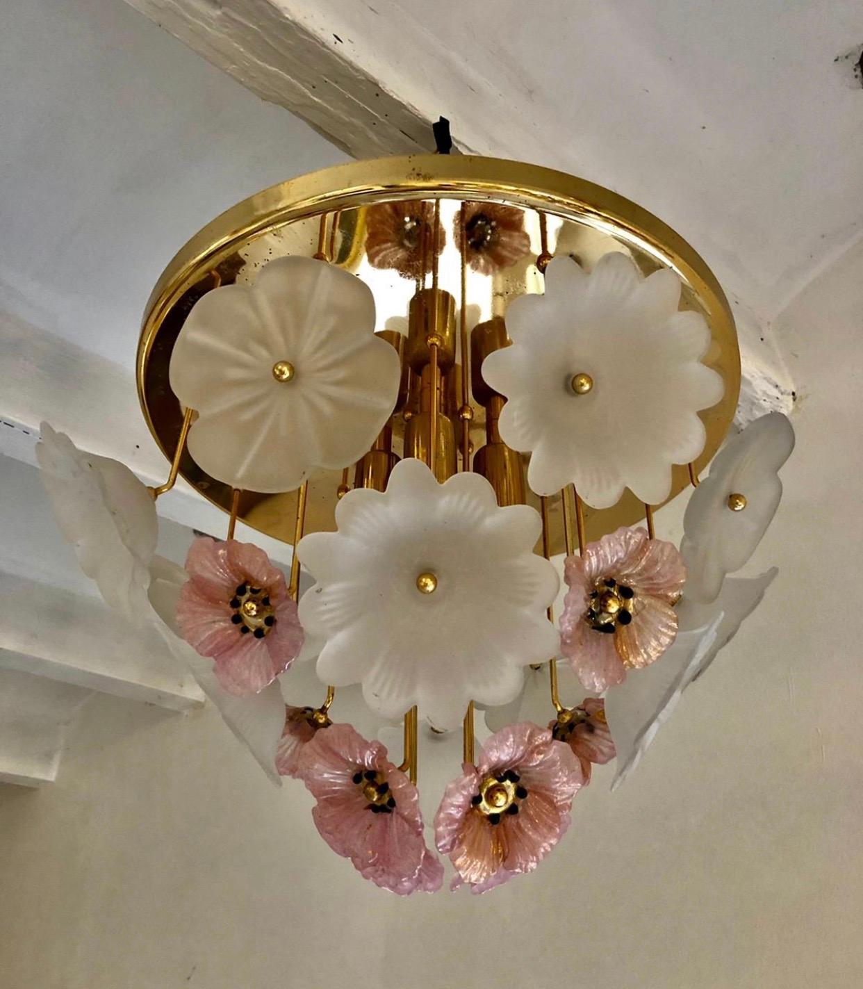 Beautiful Barovier and Toso ceiling light with four sockets and pink anemone flower in Murano glass handmade enhanced with gold, gilt frame.
Delicate, fragile and feminine this scones lightening will bring a romantic touch to any room in your