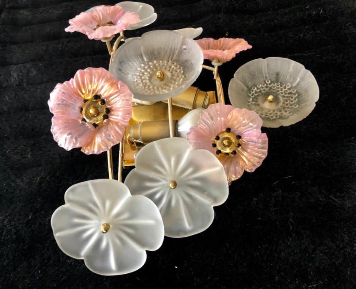 Beautiful Barovier & Toso of wall- sconce light fixture with two sockets, a pink anemone flower in Murano glass handmade enhanced with gold, gilt frame.
Delicate, fragile and feminine this scones lightening will bring a romantic touch to any room