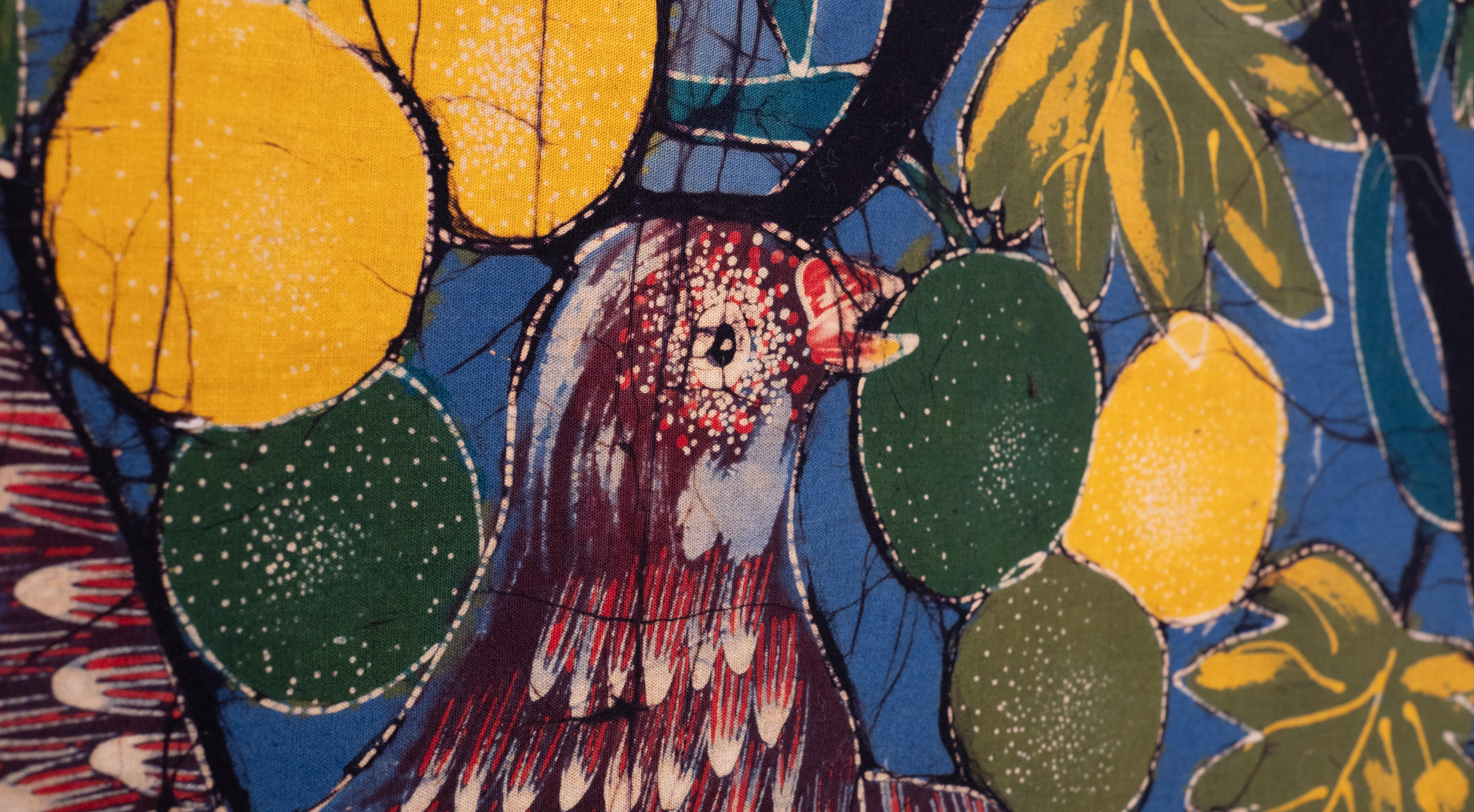 Großes Vintage-Batik-Gemälde '' Papageien, die Früchte essen ''   1960s  (Mitte des 20. Jahrhunderts) im Angebot