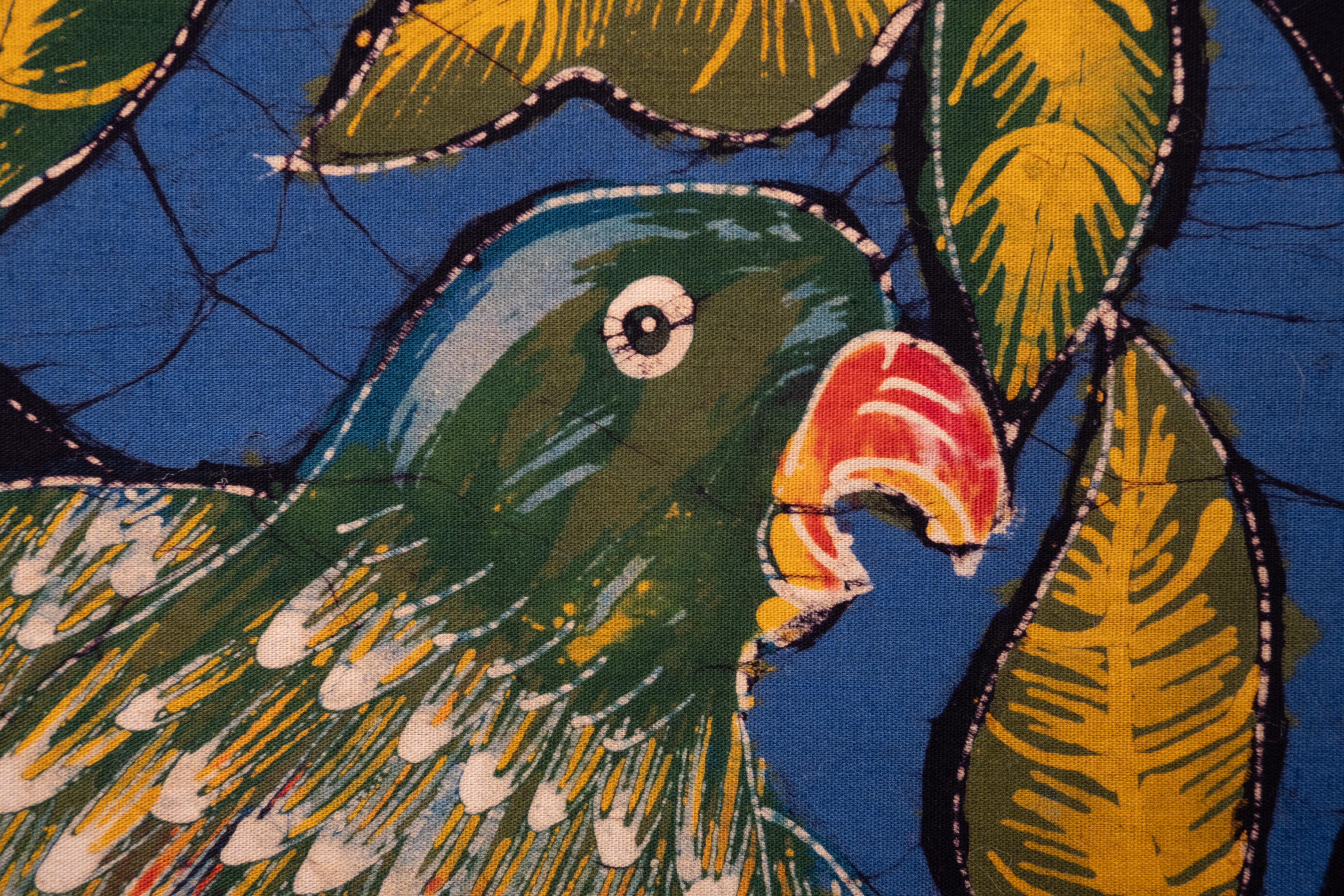 Tissu Grande peinture vintage Batik « Perroquets mangeant des fruits »   1960s  en vente
