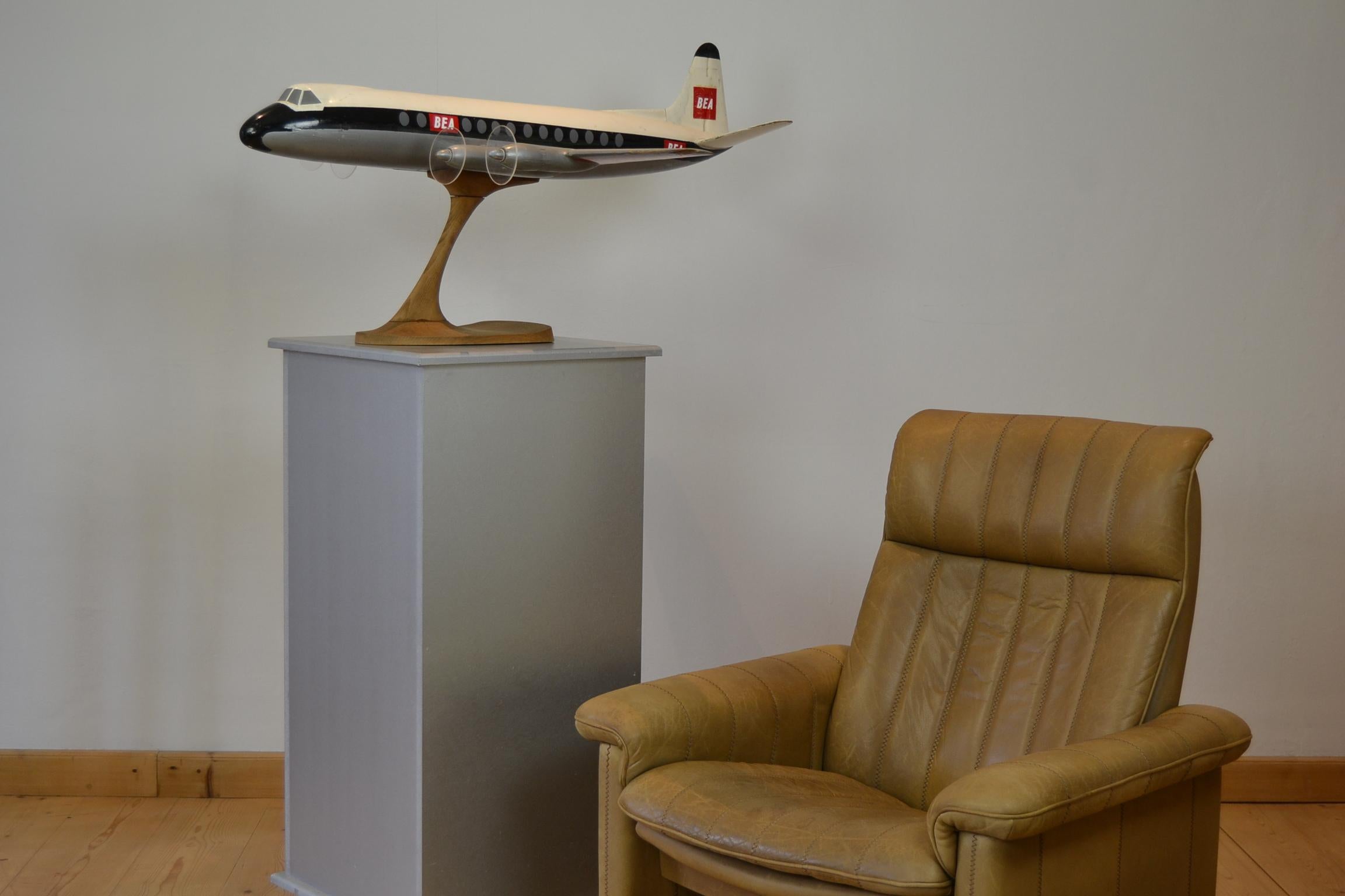 Impressionnant grand présentoir en bois - Modèle réduit
d'un avion BEA - Aéroplane - Avion - Maquette d'avion.
Cette maquette d'avion British European Airways (B.E.A.) entièrement en bois - présentation promotionnelle est montée sur une base en